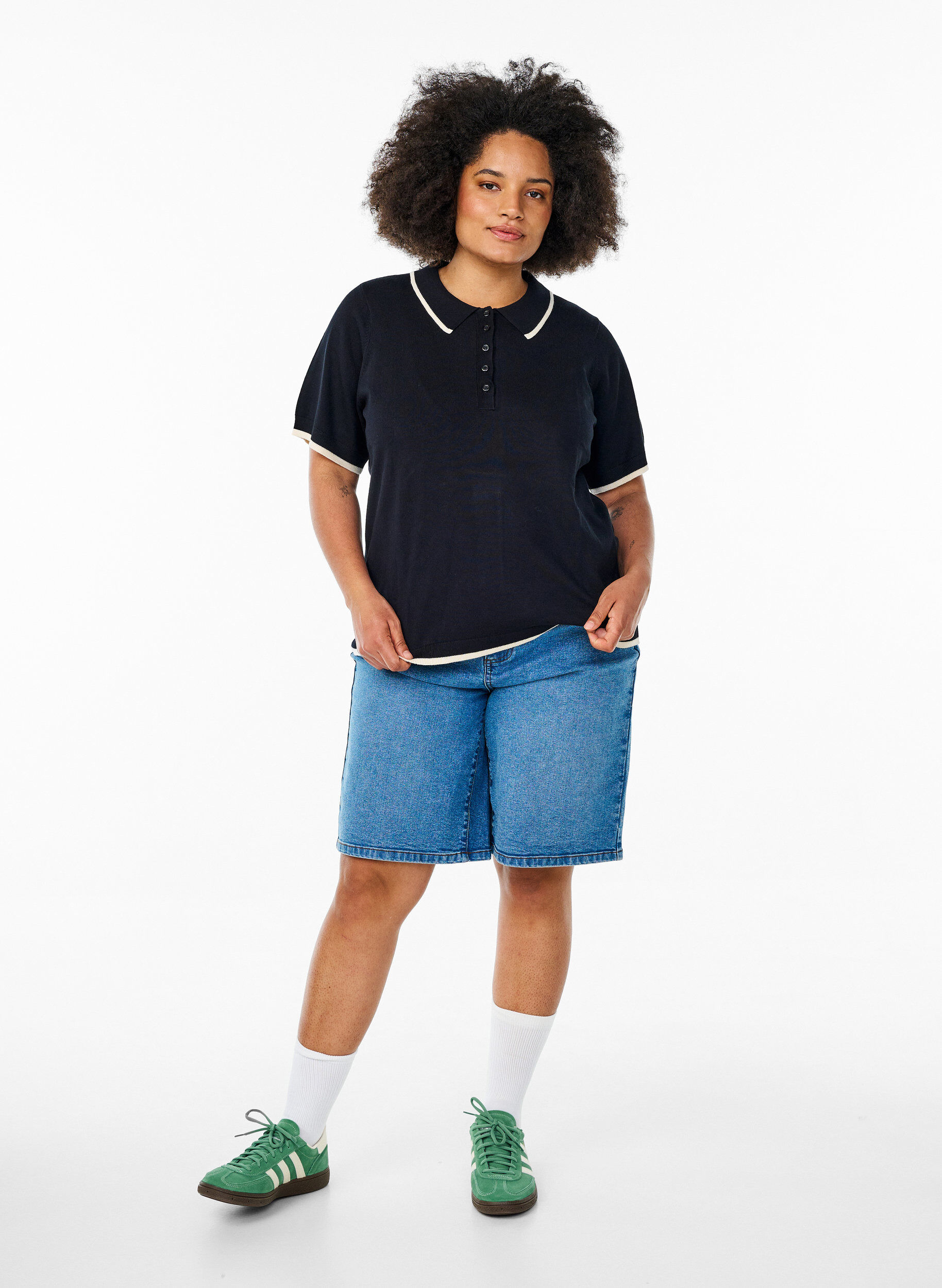 Zizzi Drobno dziana koszulka polo z kontrastowymi wykonczeniami, Czarne, Model image number 1