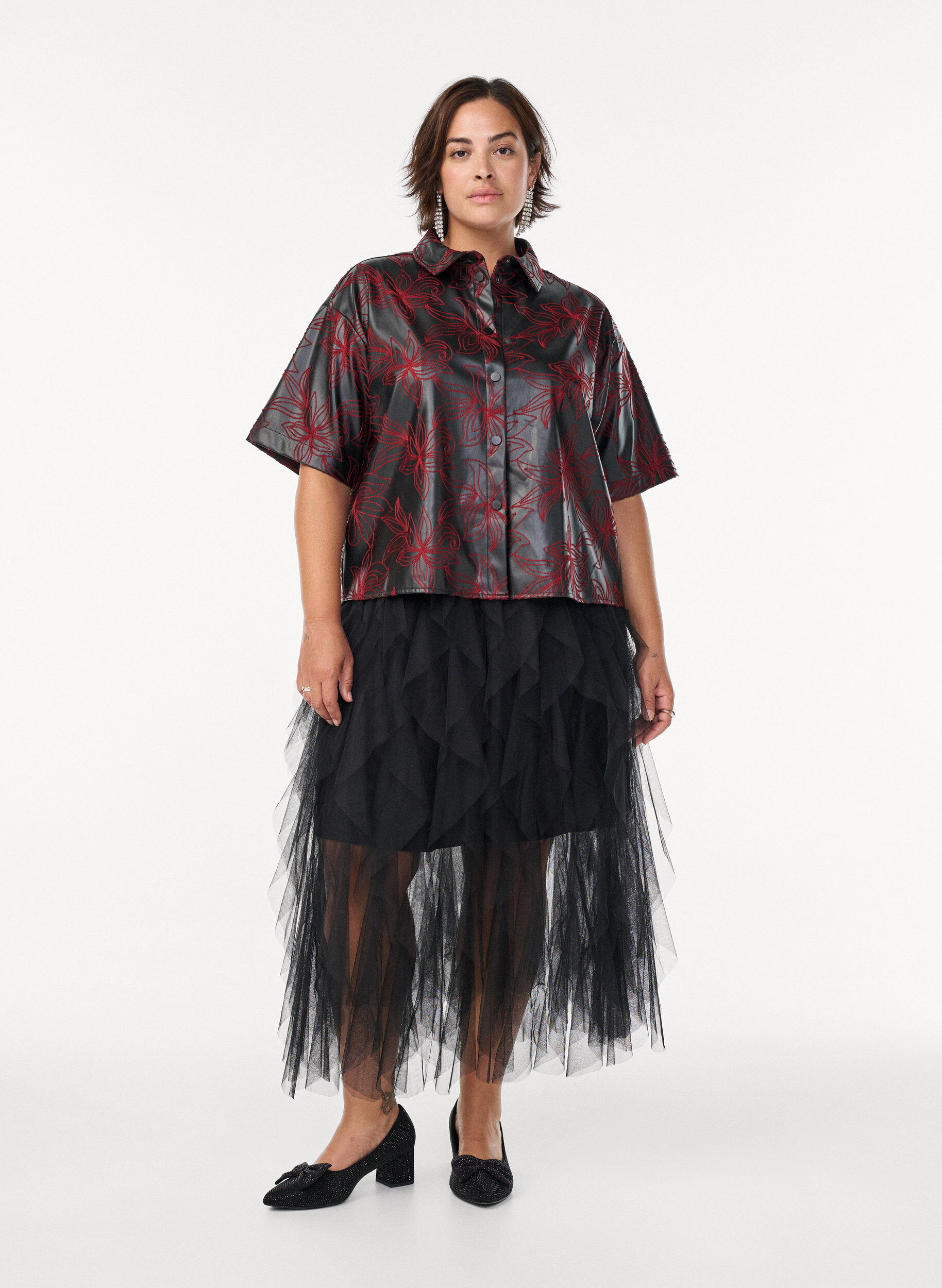 Zizzi Kr&oacute;tka koszula ze sztucznej sk&oacute;ry z kontrastowymi haftami, Czarne, Model image number 1