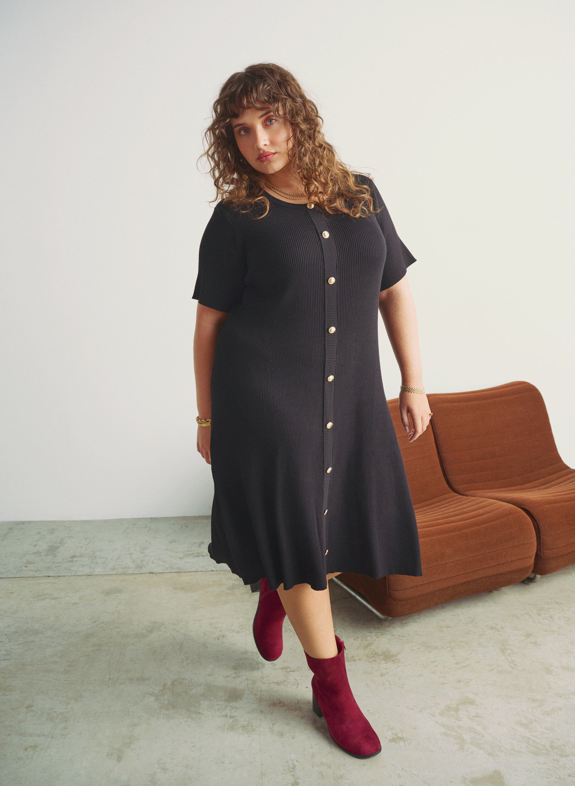 Sukienka prazkowana z ozdobnymi guziki i kr&oacute;tkimi rekawami