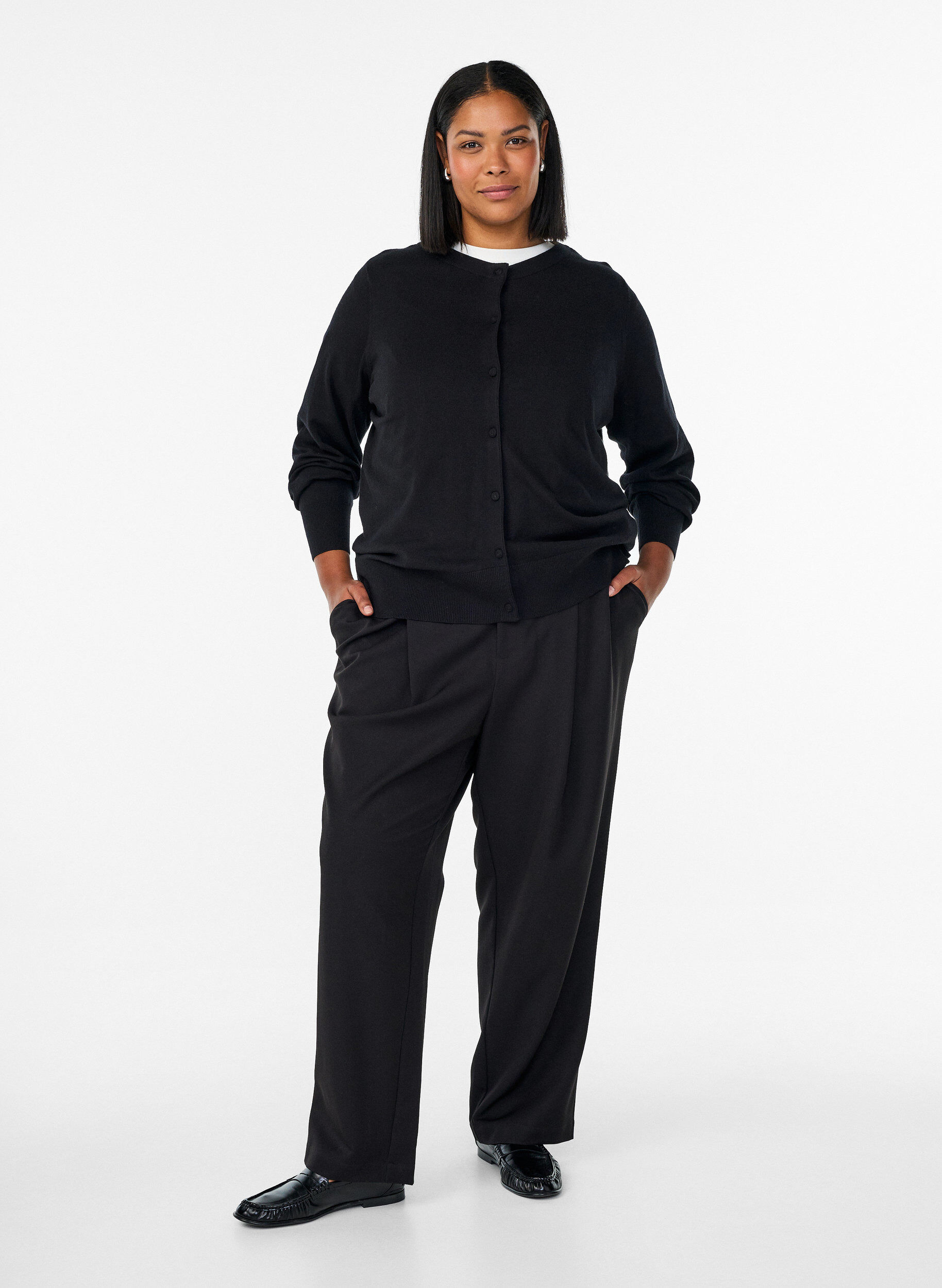 Zizzi Kardigan z okraglym dekoltem i guziki pokryte tkanina, Czarne, Model image number 1