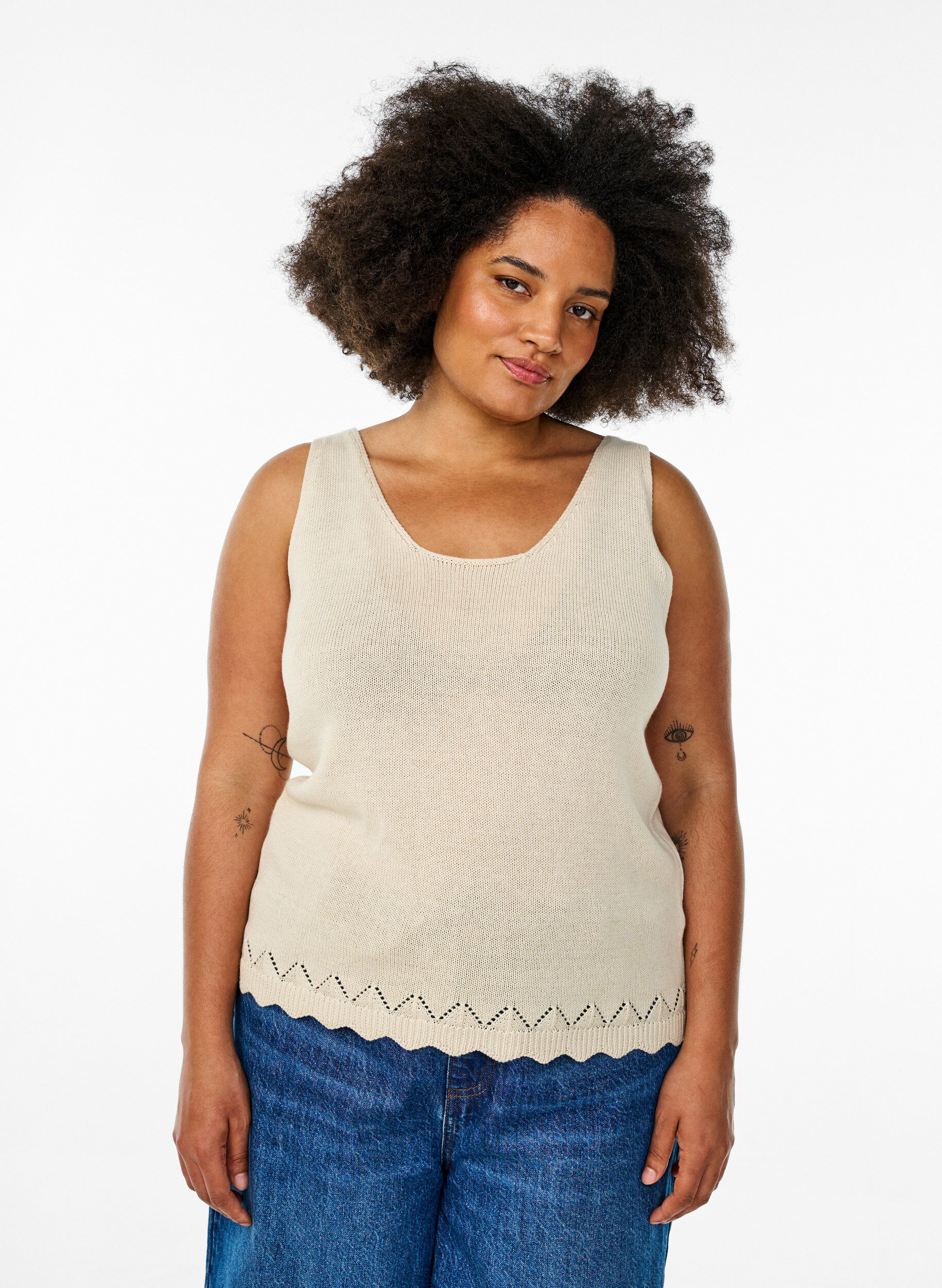 Bezrekawnik dzianinowy z falbaniastym brzegiem, Sandshell, Model