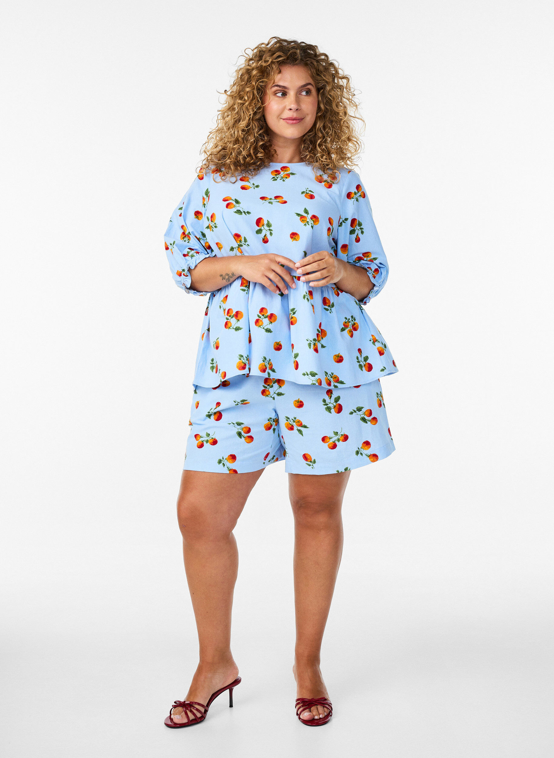ZizziBluzka bawelniana z nadrukiem pomidor&oacute;w i peplum, Niebieskie, Model image number 1