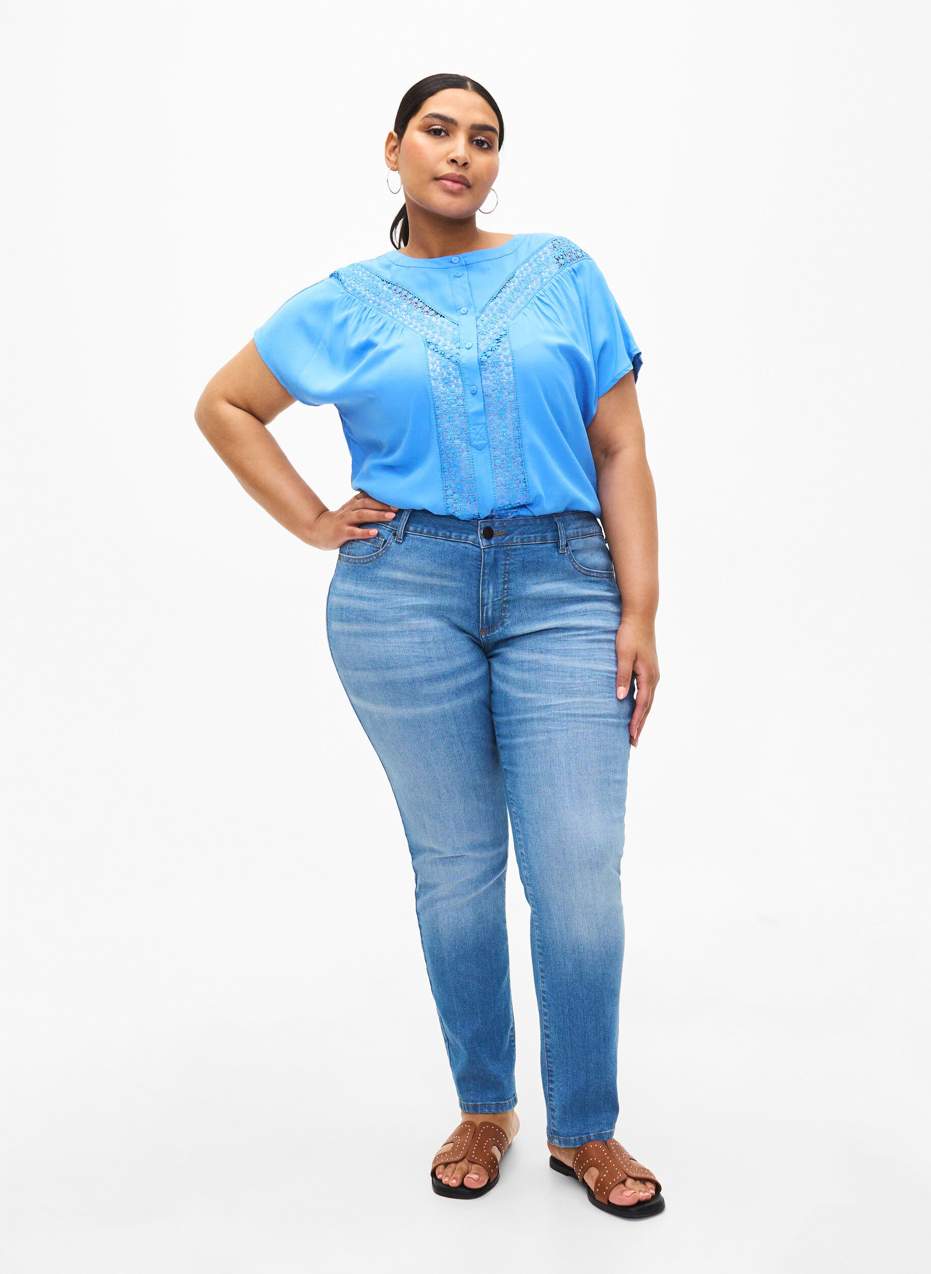 Zizzi Bluzka z wiskozy z koronkowym wykonczeniem, Marina, Model image number 2