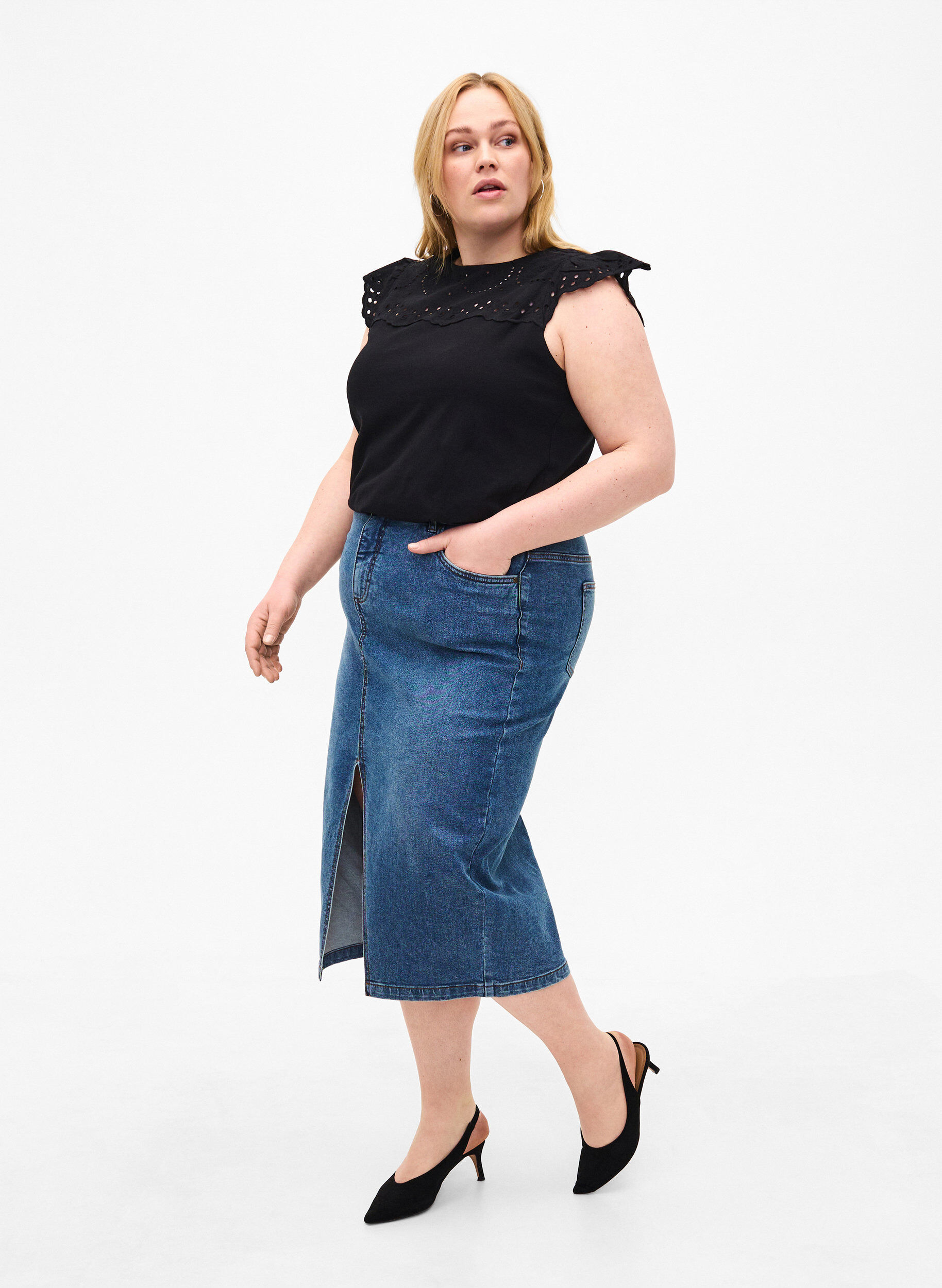 Zizzi T-shirt z organicznej bawelny z haftem angielskim, Black, Model image number 2