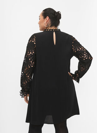 Wiskozowa sukienka z szydelkowymi rekawami, Black, Model image number 1