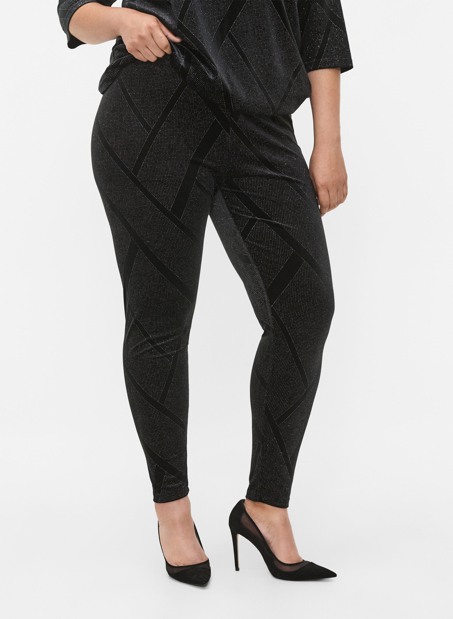 Zizzi Welurowe legginsy z brokatem i wzorem, Czarne, Model image number 1