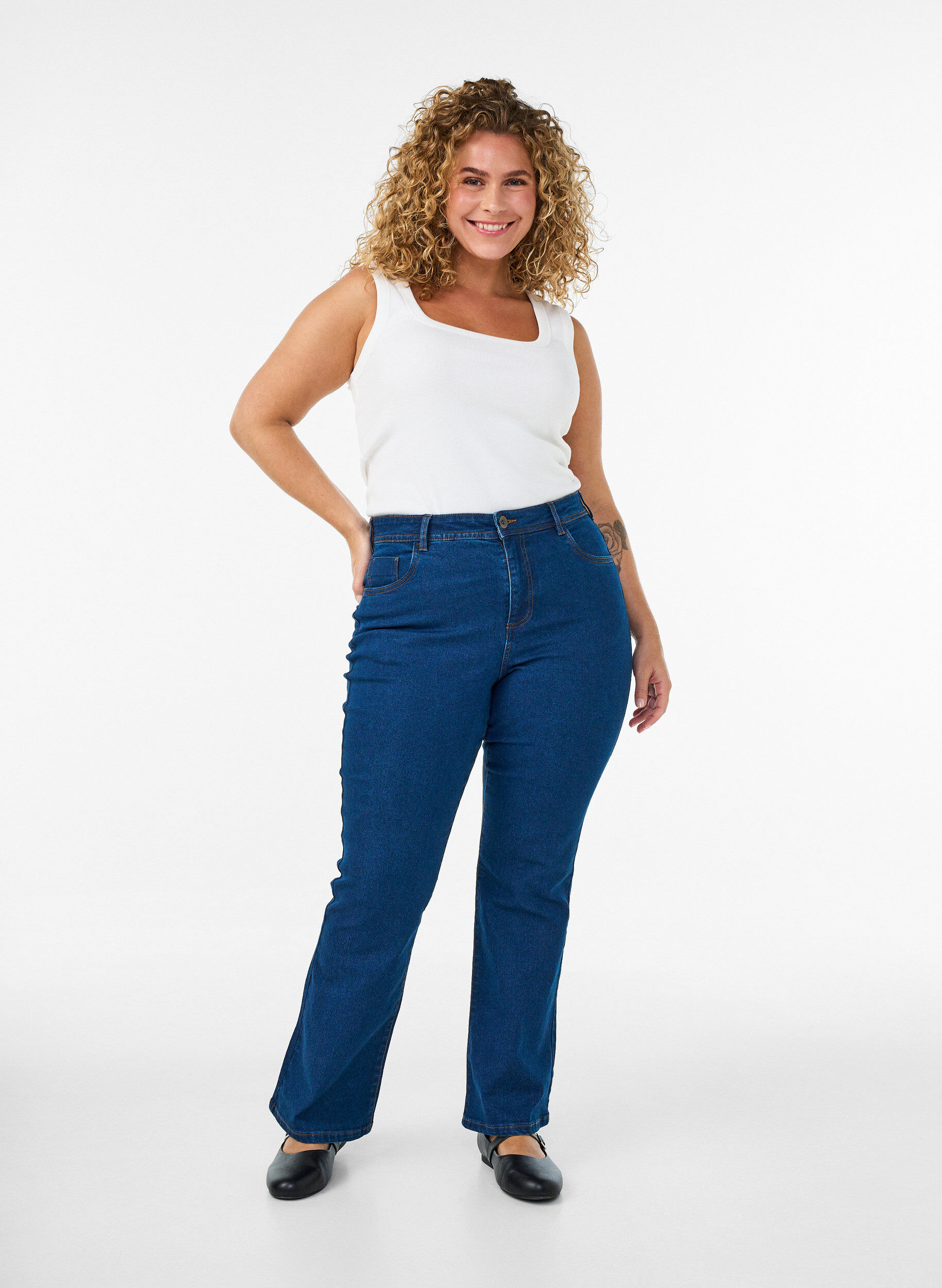 jeansy o wysokiej talii z rozcieciem na buty, Niebieskie, Model