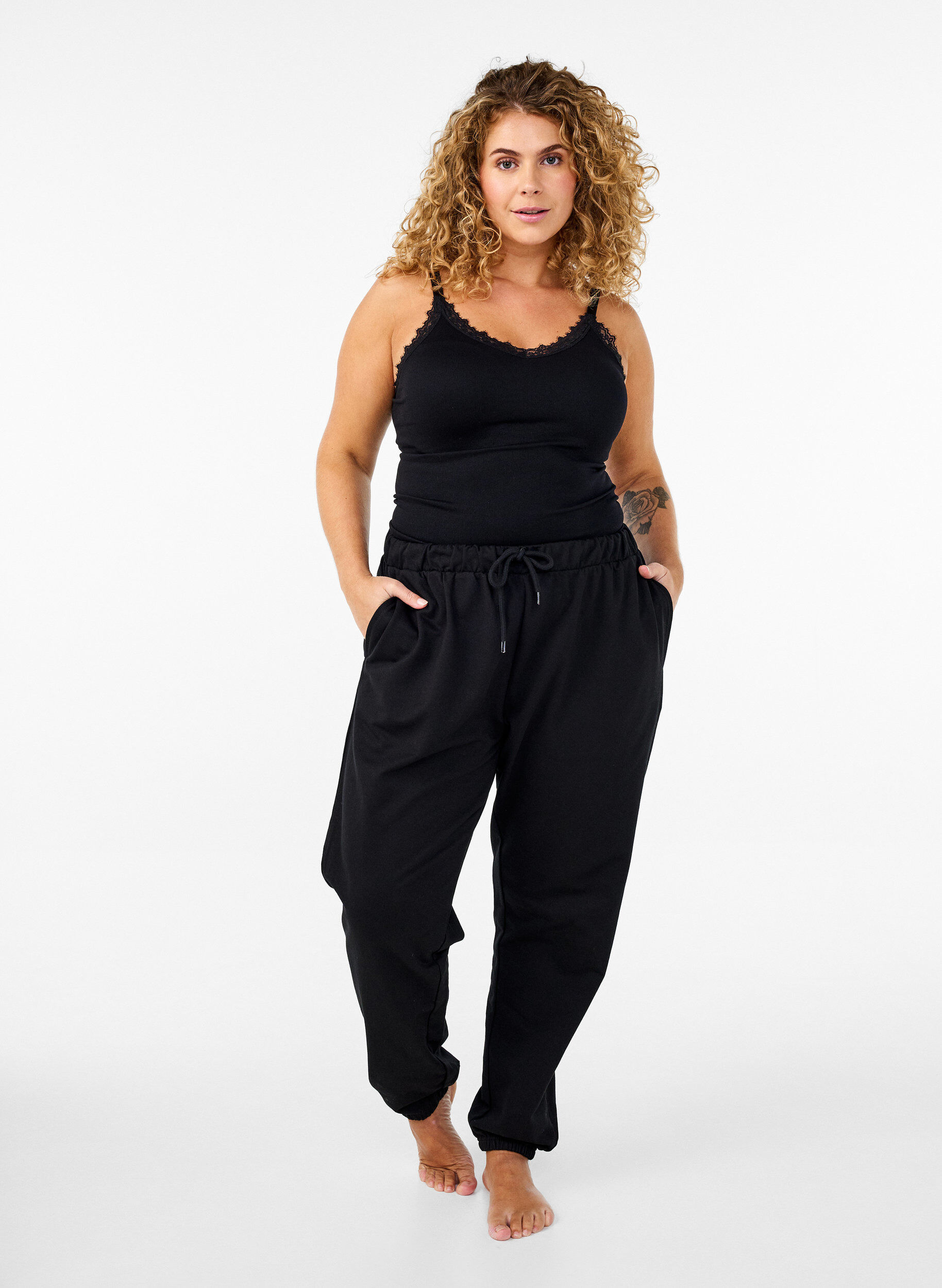 Zizzi Bezszwowy top z koronkowym wykonczeniem, Black, Model image number 2