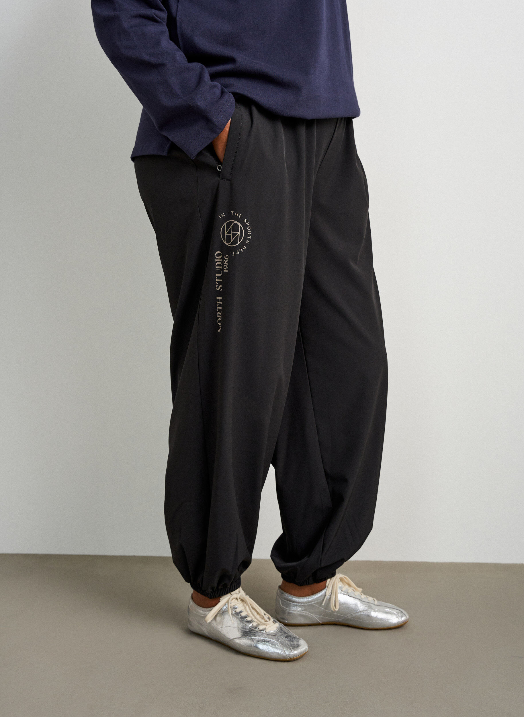 ZizziSpodnie treningowe z balonowymi nogawkami, Czarne, Model image number 2