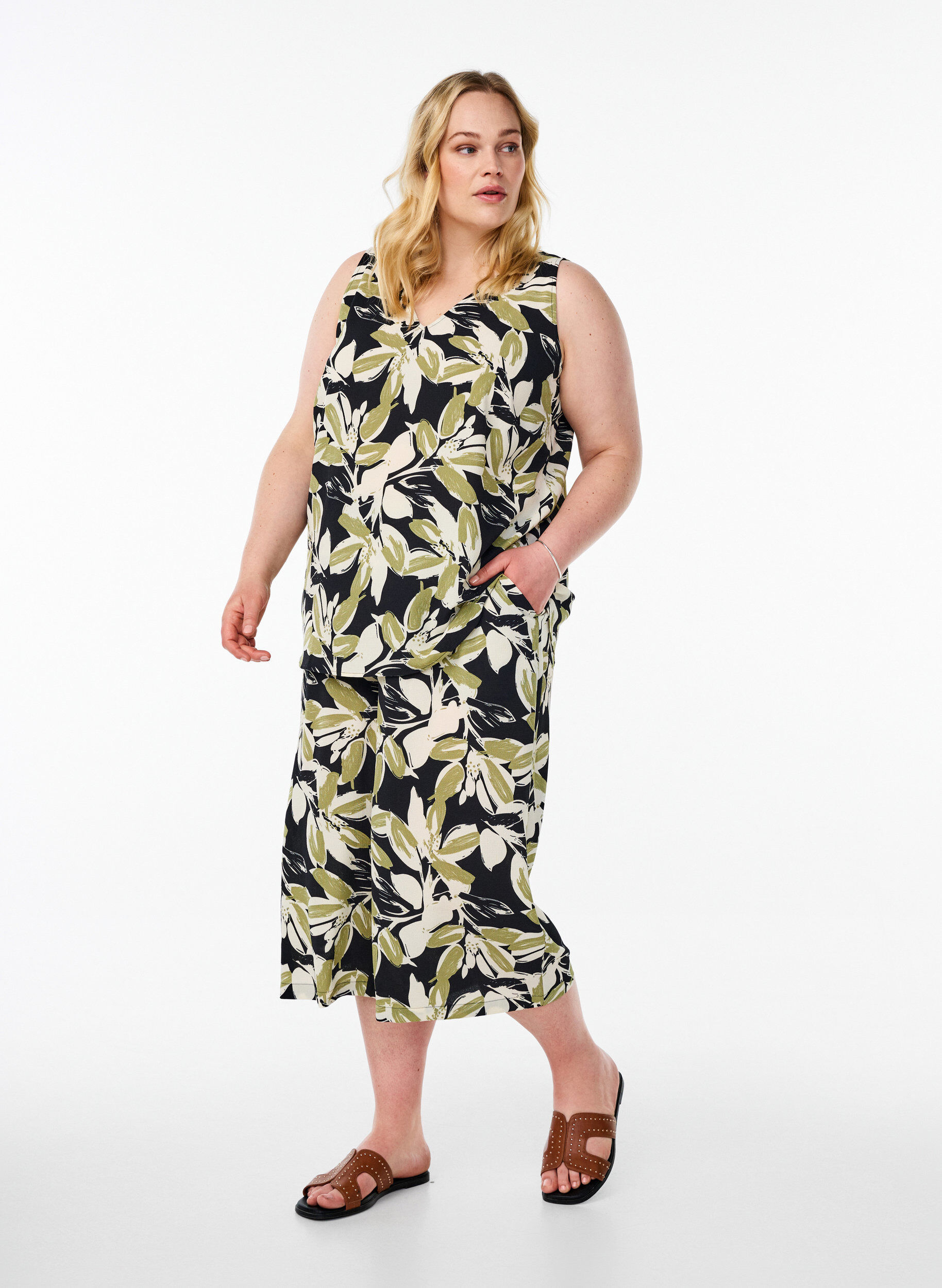 Zizzi Wzorzysty top z dekoltem w serek, Czarne, Model image number 1