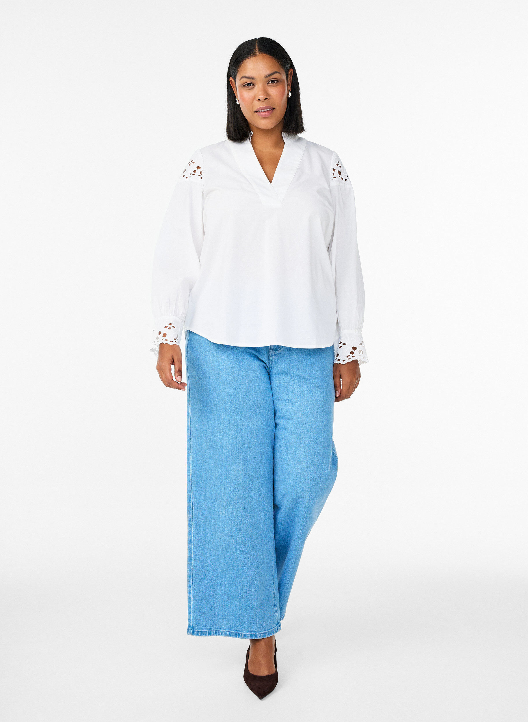 Zizzi Bluzka z dekoltem w ksztalcie litery V i detalami w stylu broderie anglaise, Biały, Model image number 1