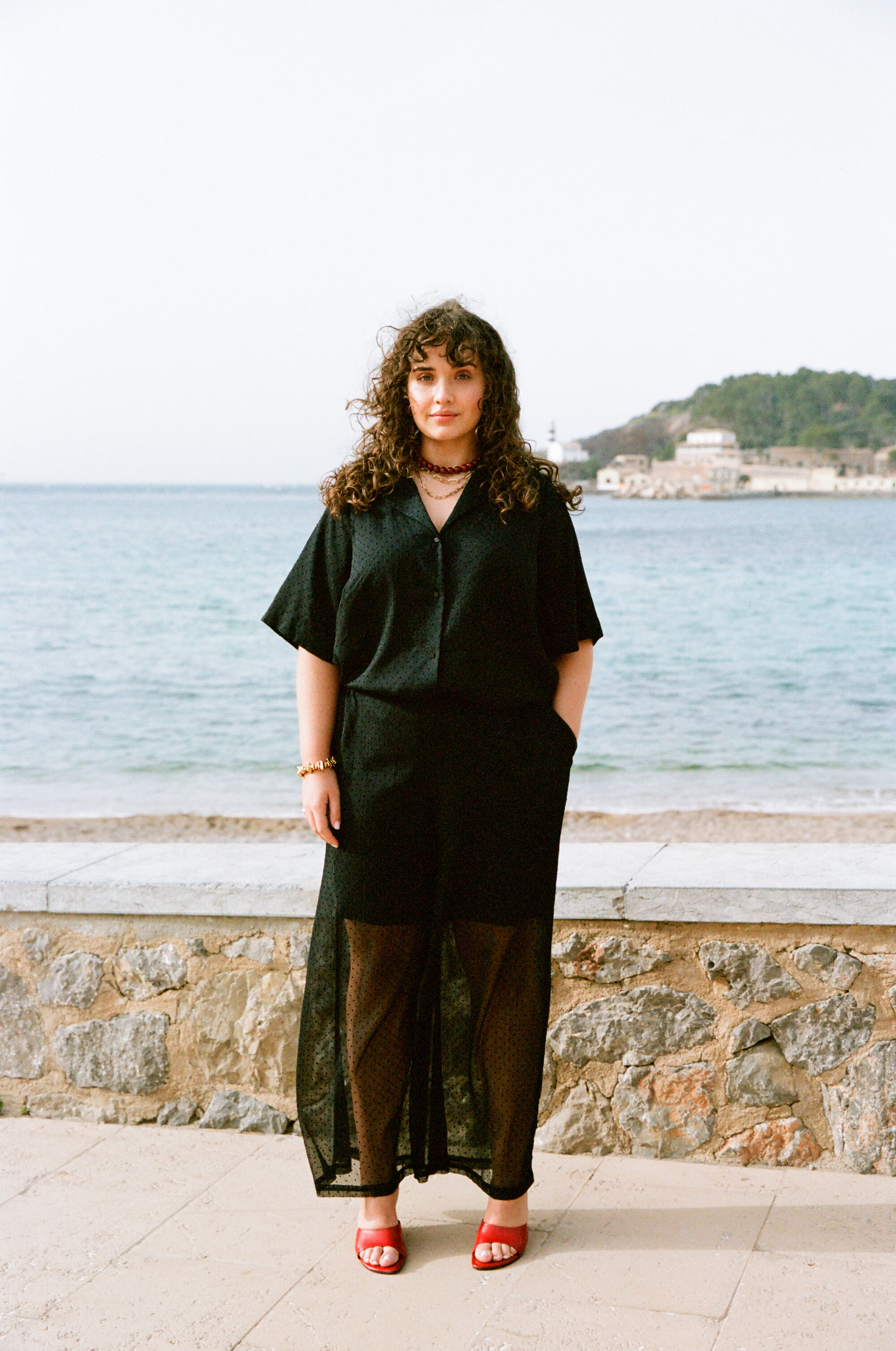 ZizziElegancka czerń z czerwonymi akcentami, , Model