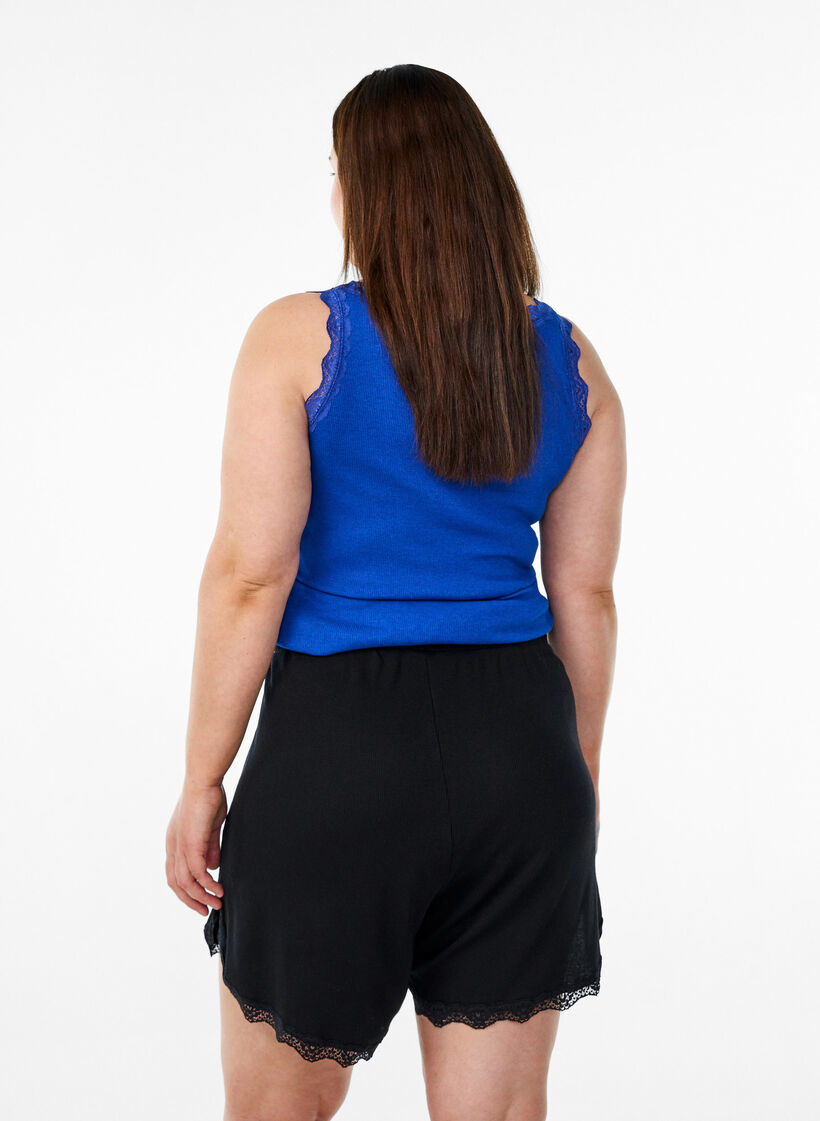 Luzne nocne szorty o prazkowanej fakturze i koronkowym wykonczeniu, Czarne, Model image number 2