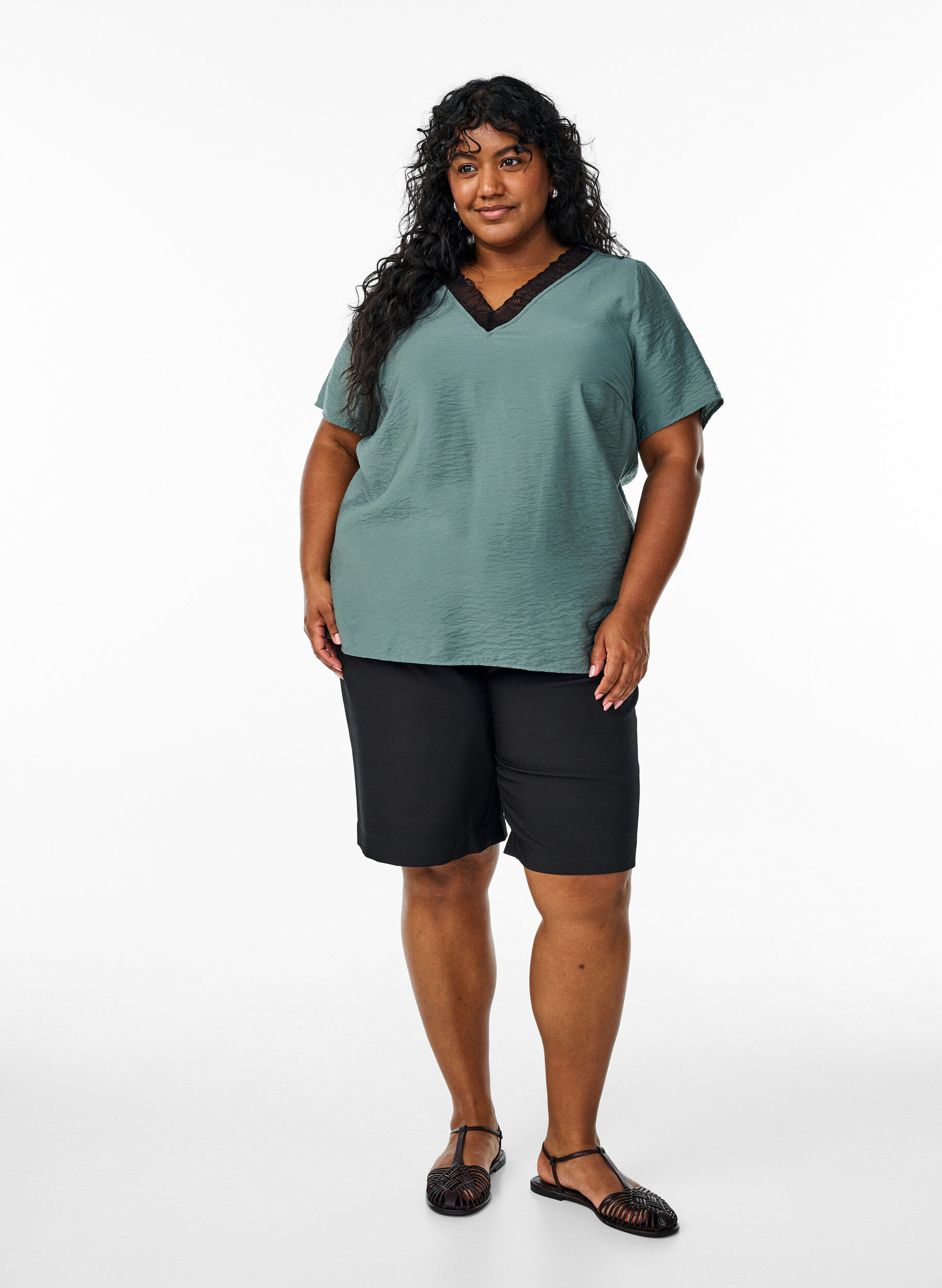 Zizzi Bluzka z wiskozy z kr&oacute;tkim rekawem i koronkowym wykonczeniem, Zielony, Model image number 1