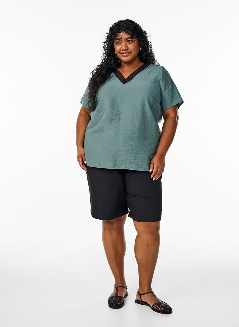 Bluzka z wiskozy z krótkim rekawem i koronkowym wykonczeniem, Zielony, Model image number 1