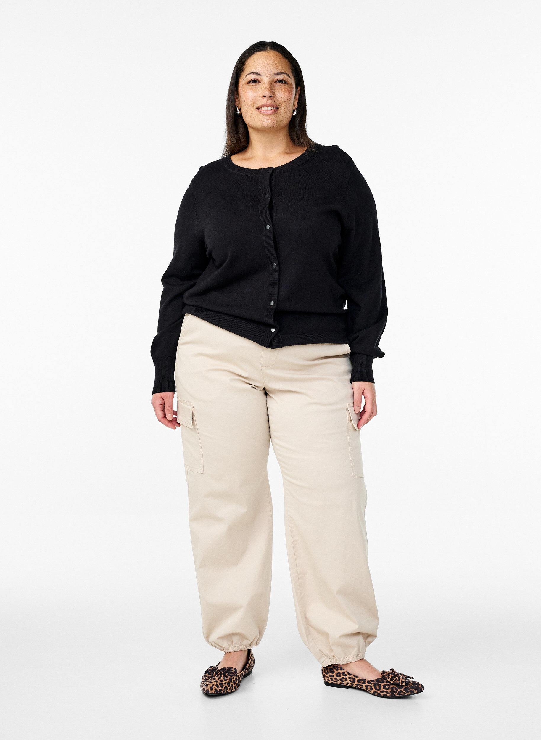 Zizzi Dzianinowy kardigan z guzikami wykonany z mieszanki wiskozy, Black, Model image number 2