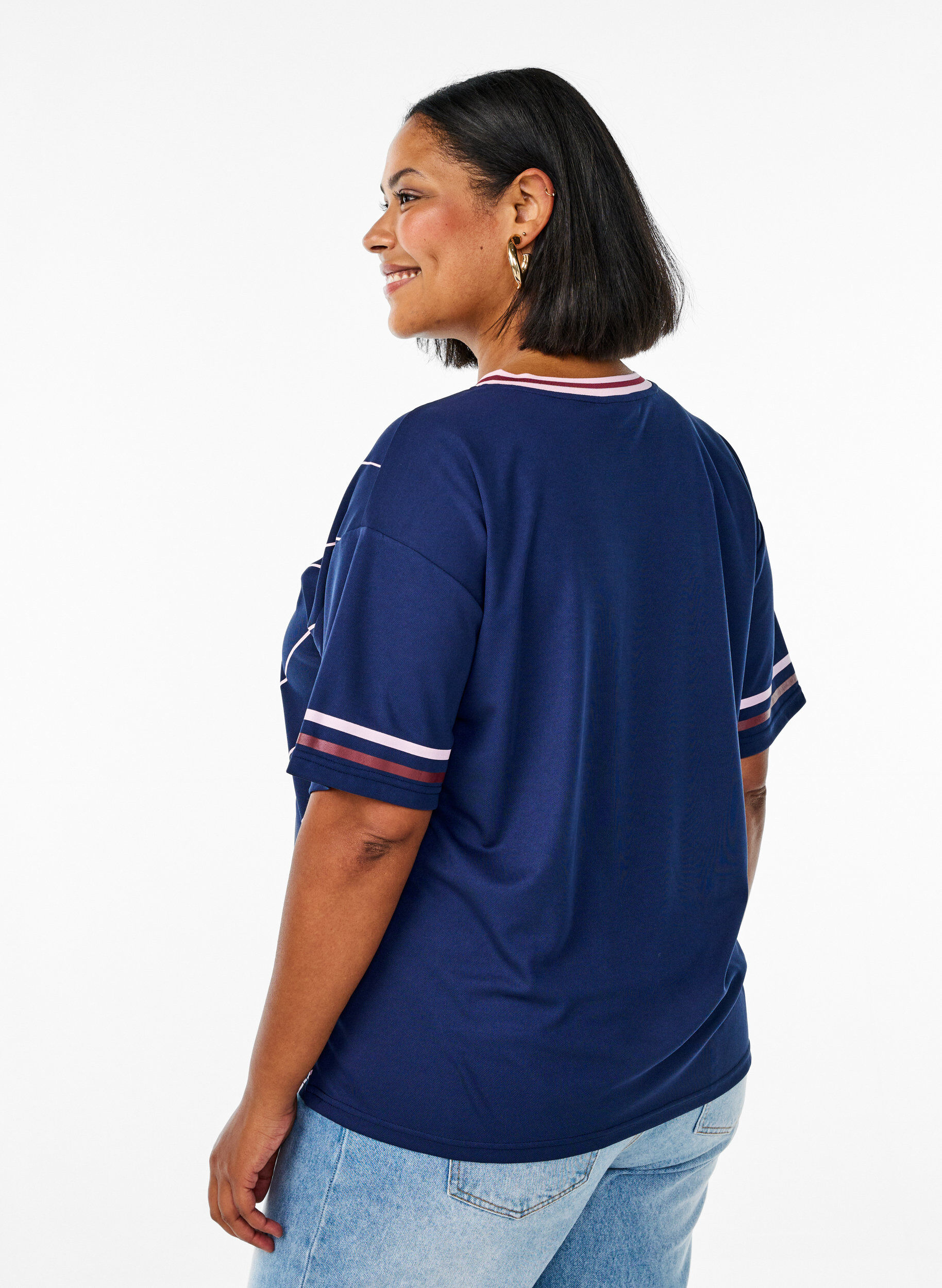 Zizzi Sportowa koszulka z paskami i motywem tekstowym, Niebieskie, Model image number 2