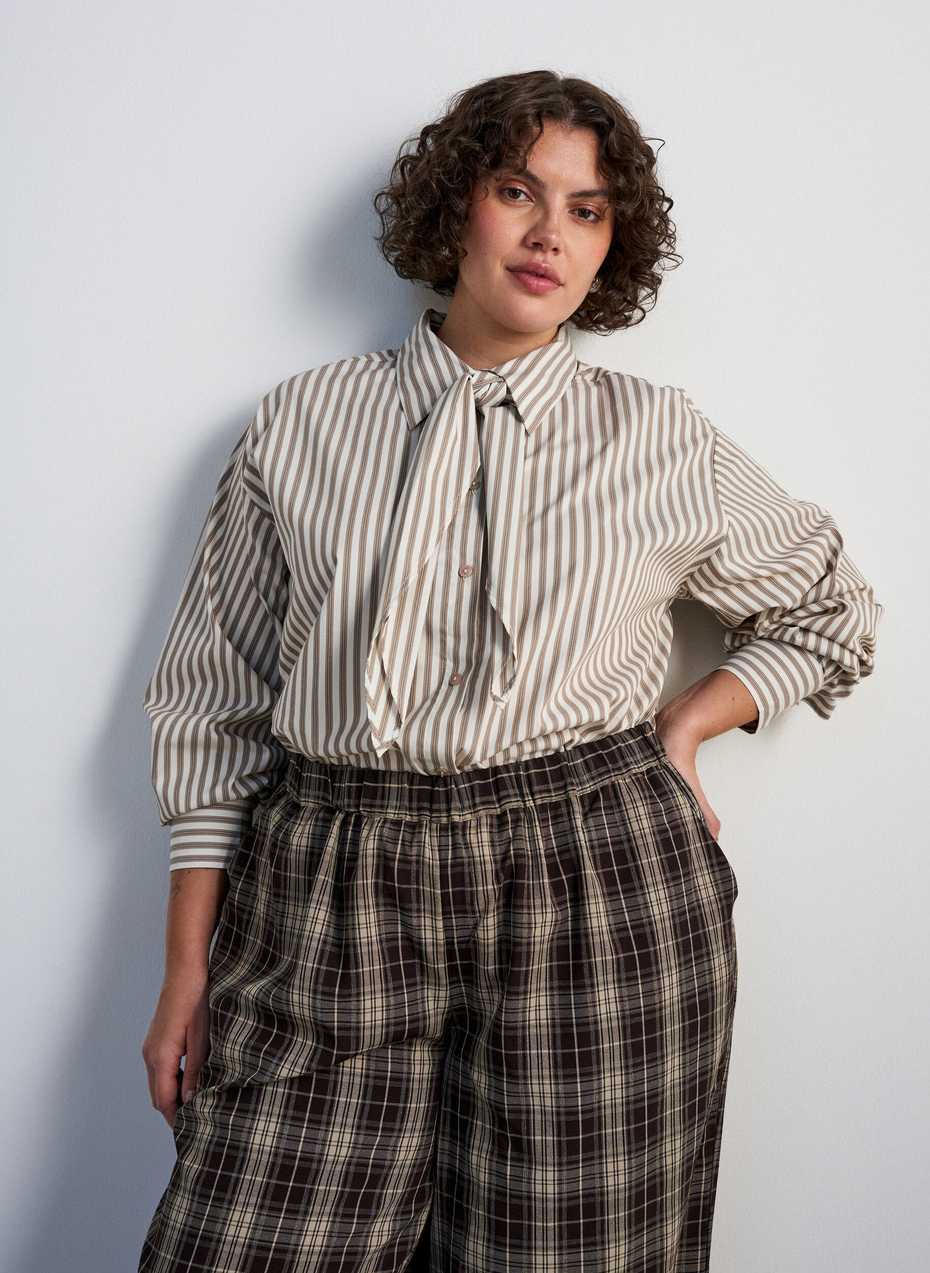 ZizziKoszula w paski z odpinanym wiazaniem pod szyja, Beżowy, Model image number 0