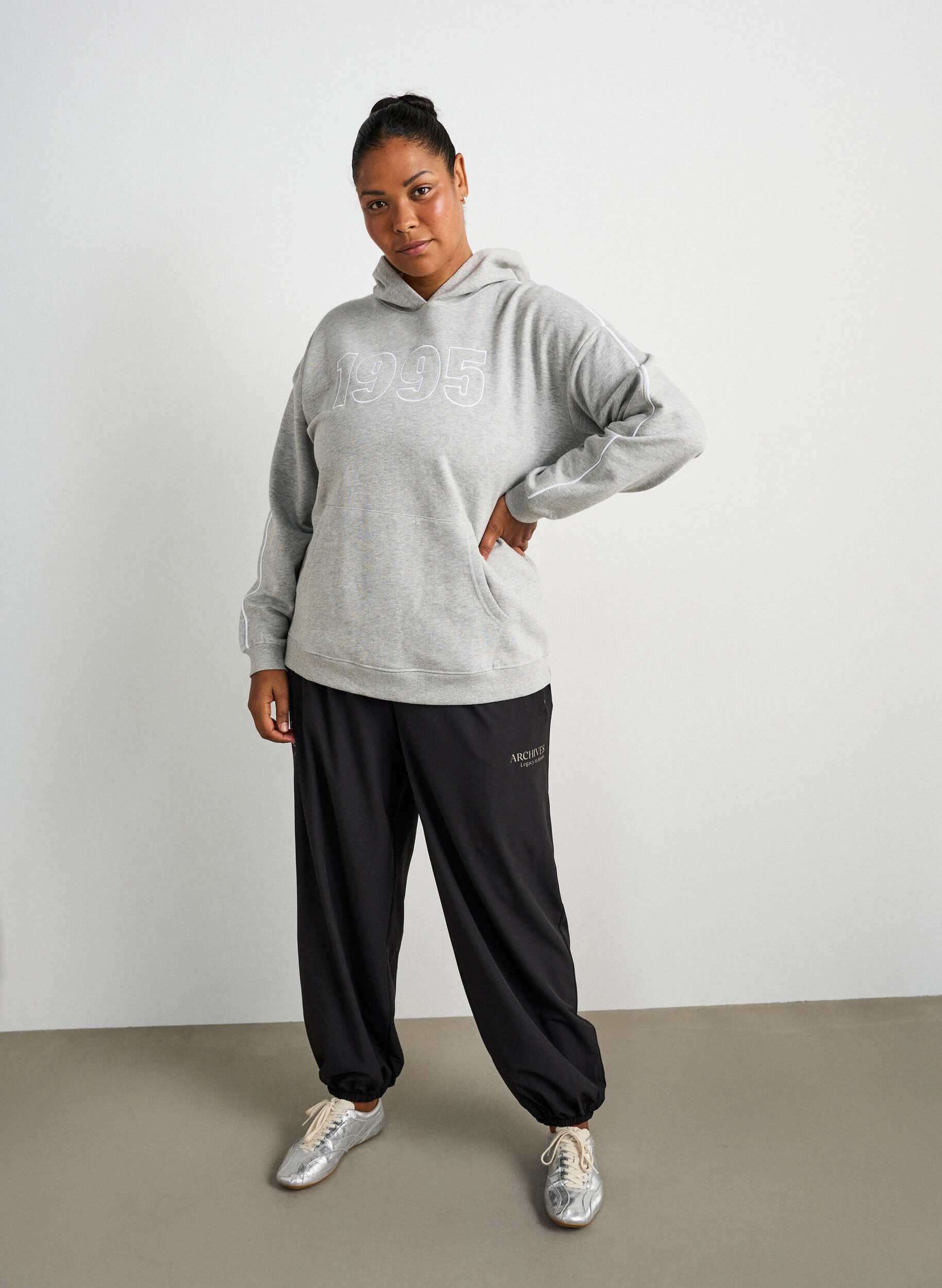 ZizziBluza z kapturem z haftowanym motywem, Szary, Model image number 1