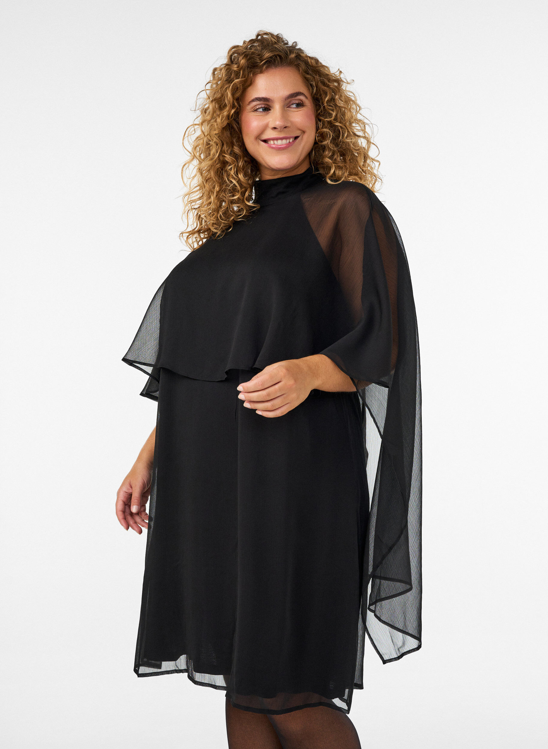 ZizziSzyfonowa sukienka do kolan z p&oacute;lprzezroczysta peleryna, Czarne, Model image number 0