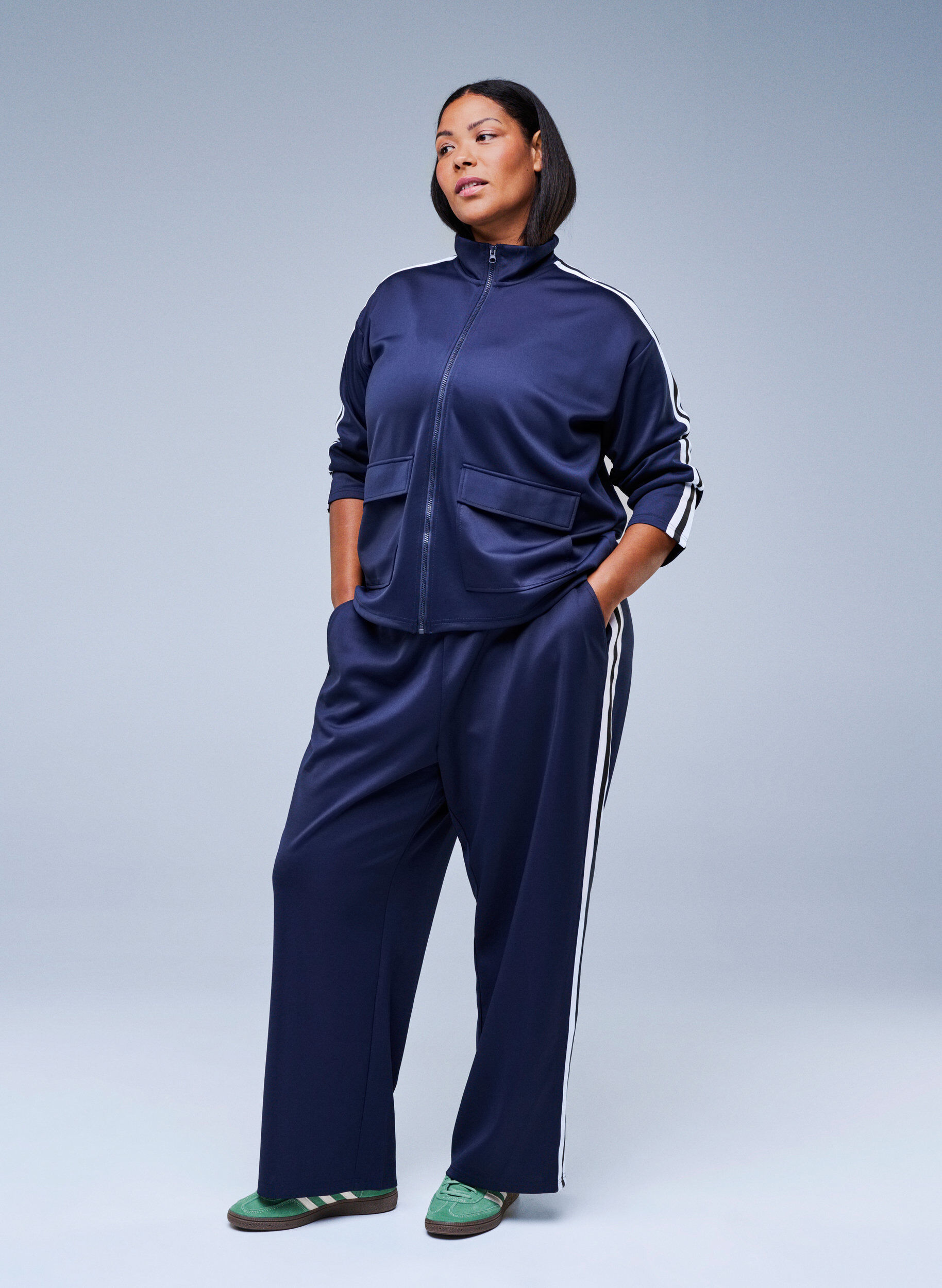 Spodnie dresowe z wysoka talia i sportowymi paskami