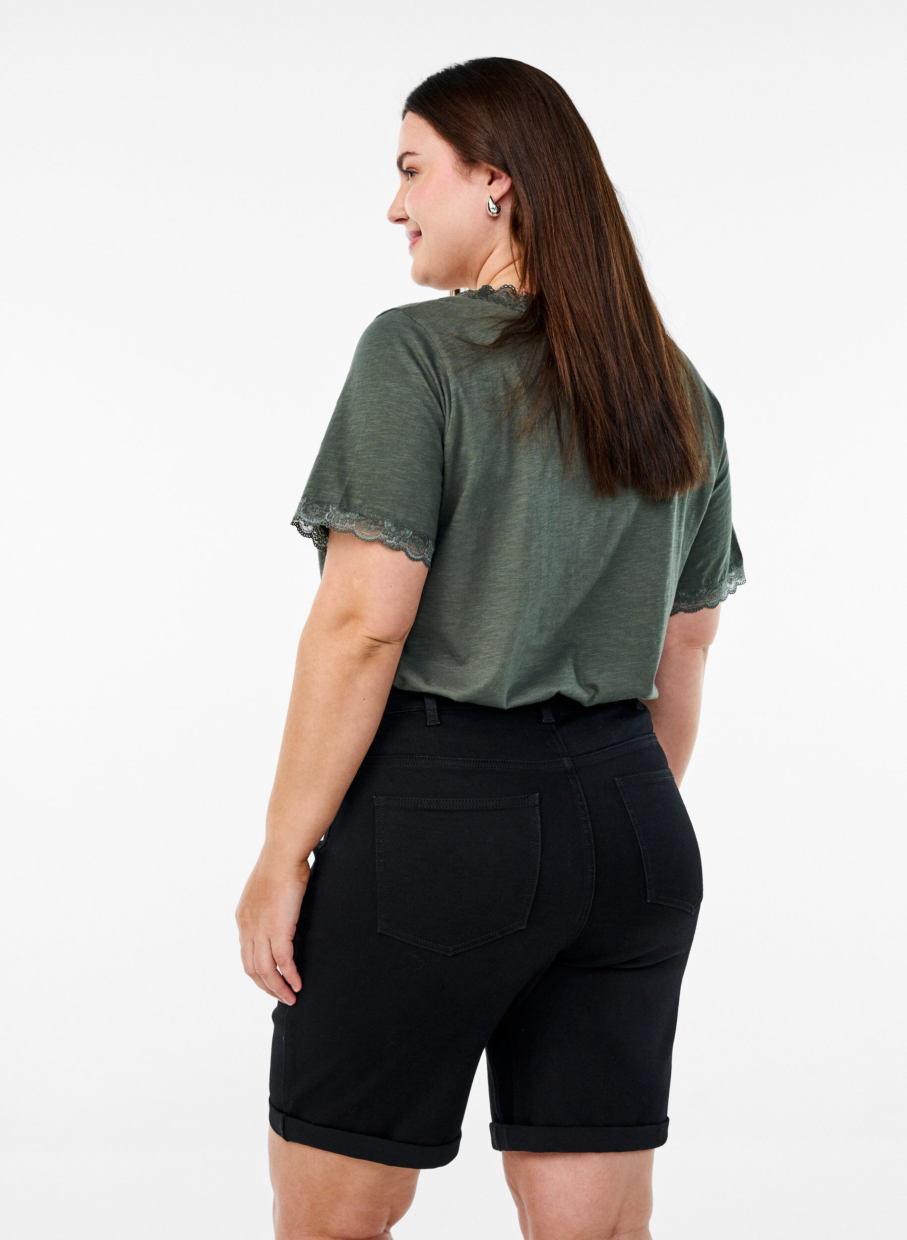 Zizzi Dopasowane szorty jeansowe z wysoka talia, Czarne, Model image number 2