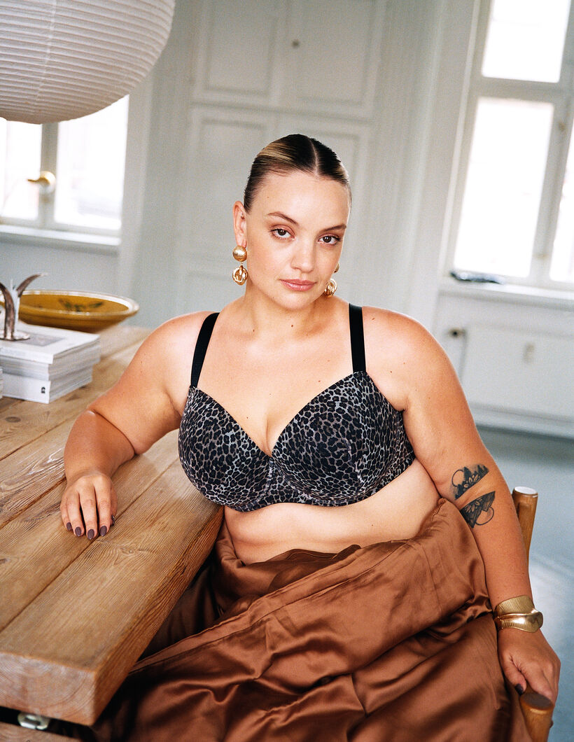 Biustonosz w panterkę  , , Model