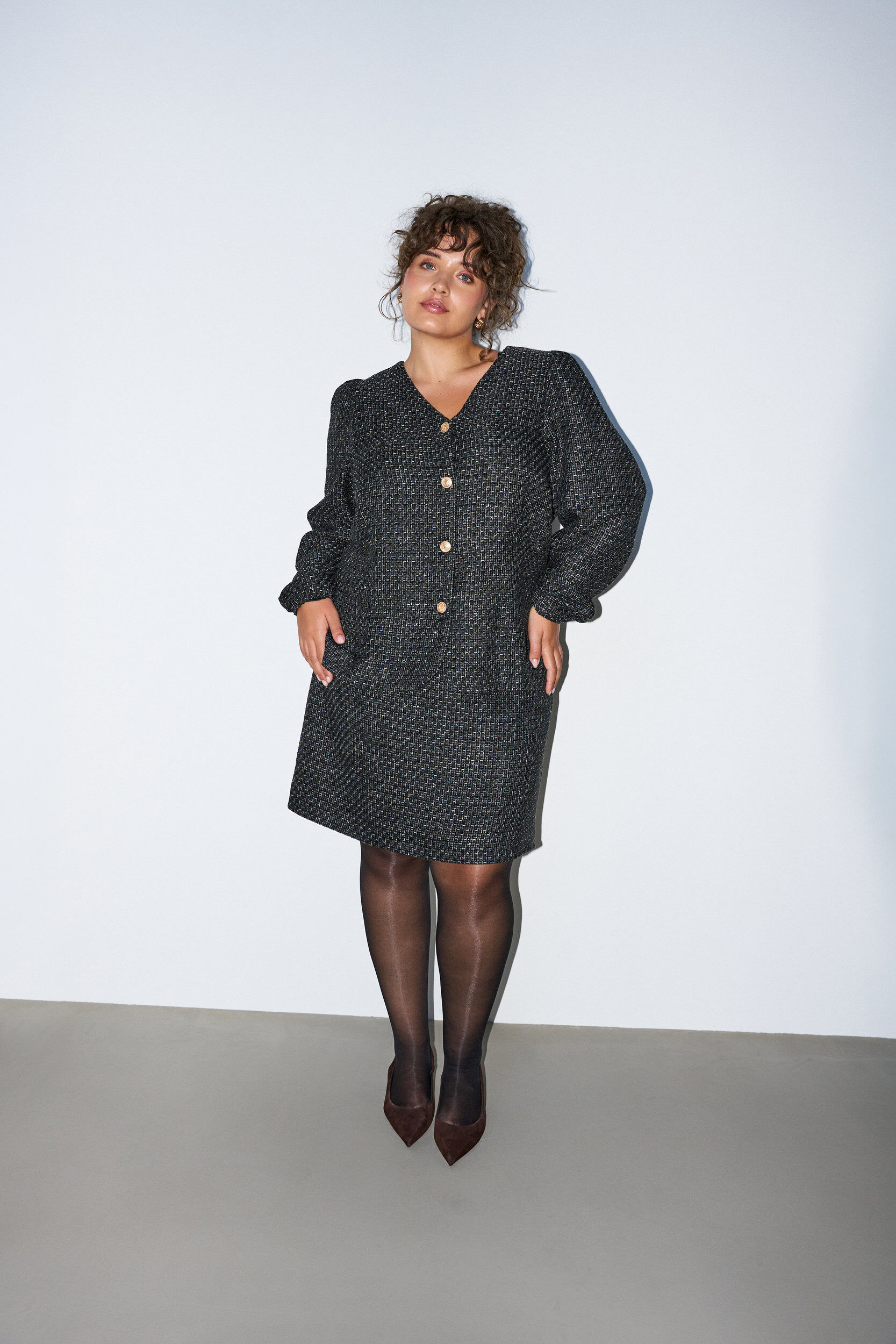 ZizziKr&oacute;tka sp&oacute;dnica boucl&eacute; z cekinami, Czarne, Model image number 1