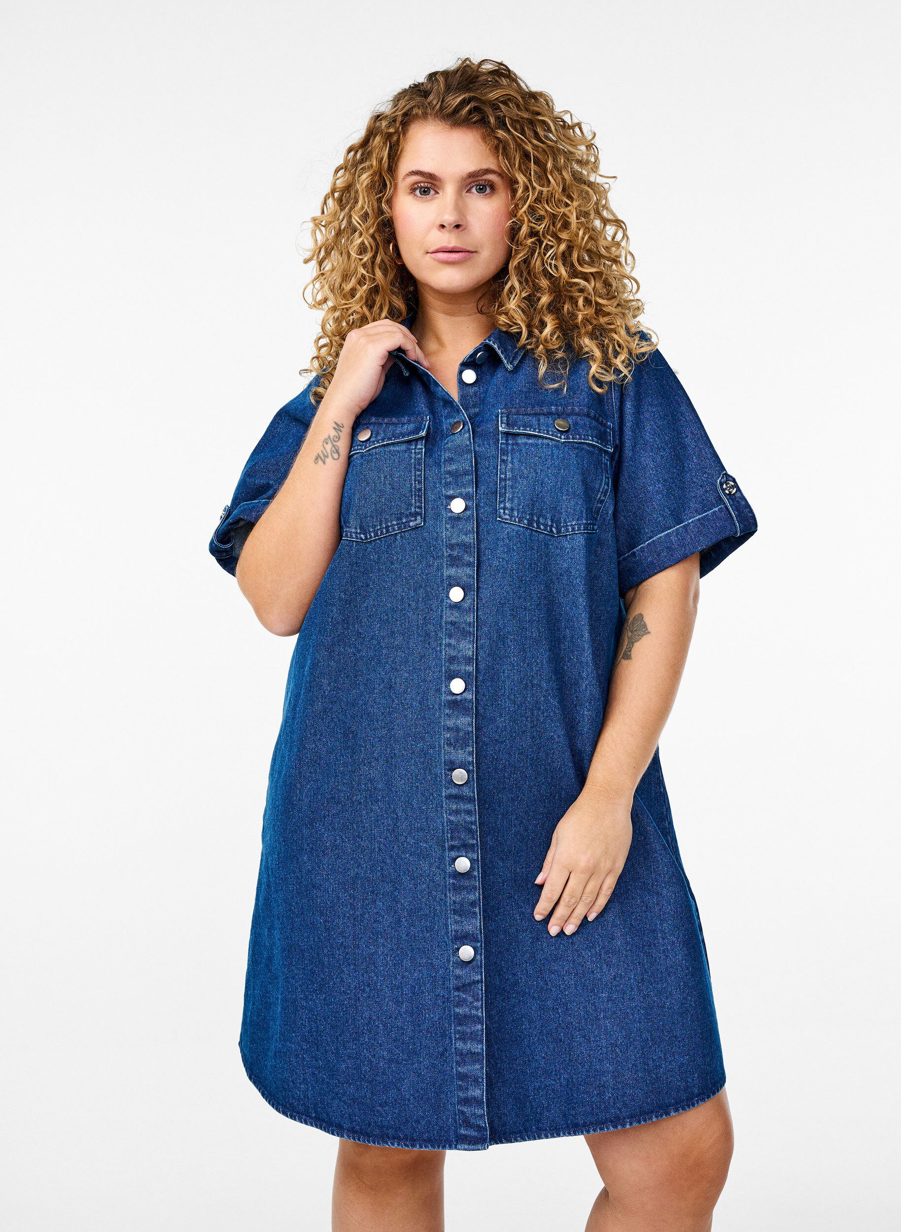 Zizzi Denim sukienka z kr&oacute;tkimi rekawami i guziki, Niebieskie, Model image number 0
