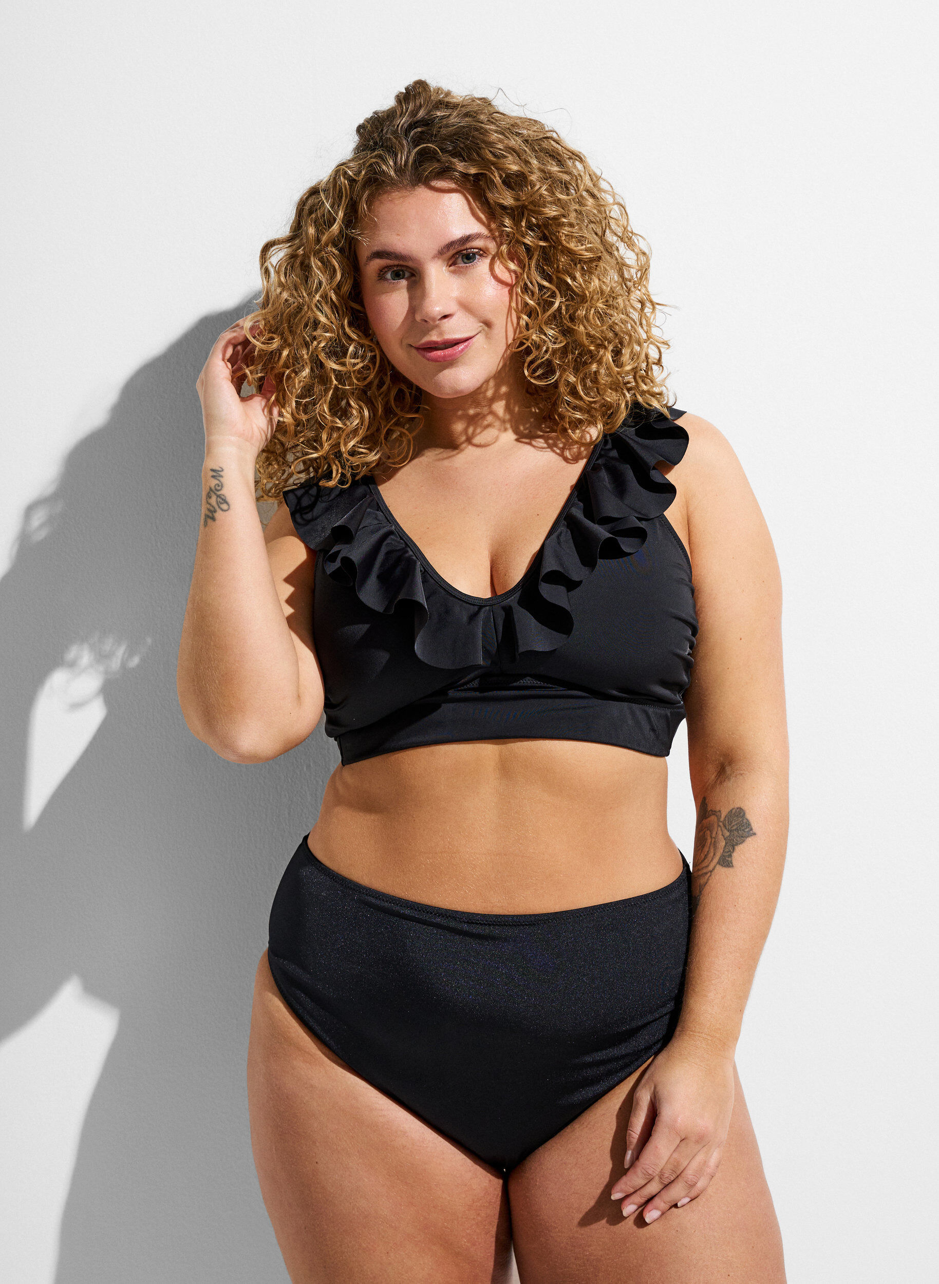 Zizzi Bikinikowy top z falbankami, Czarne, Model image number 1