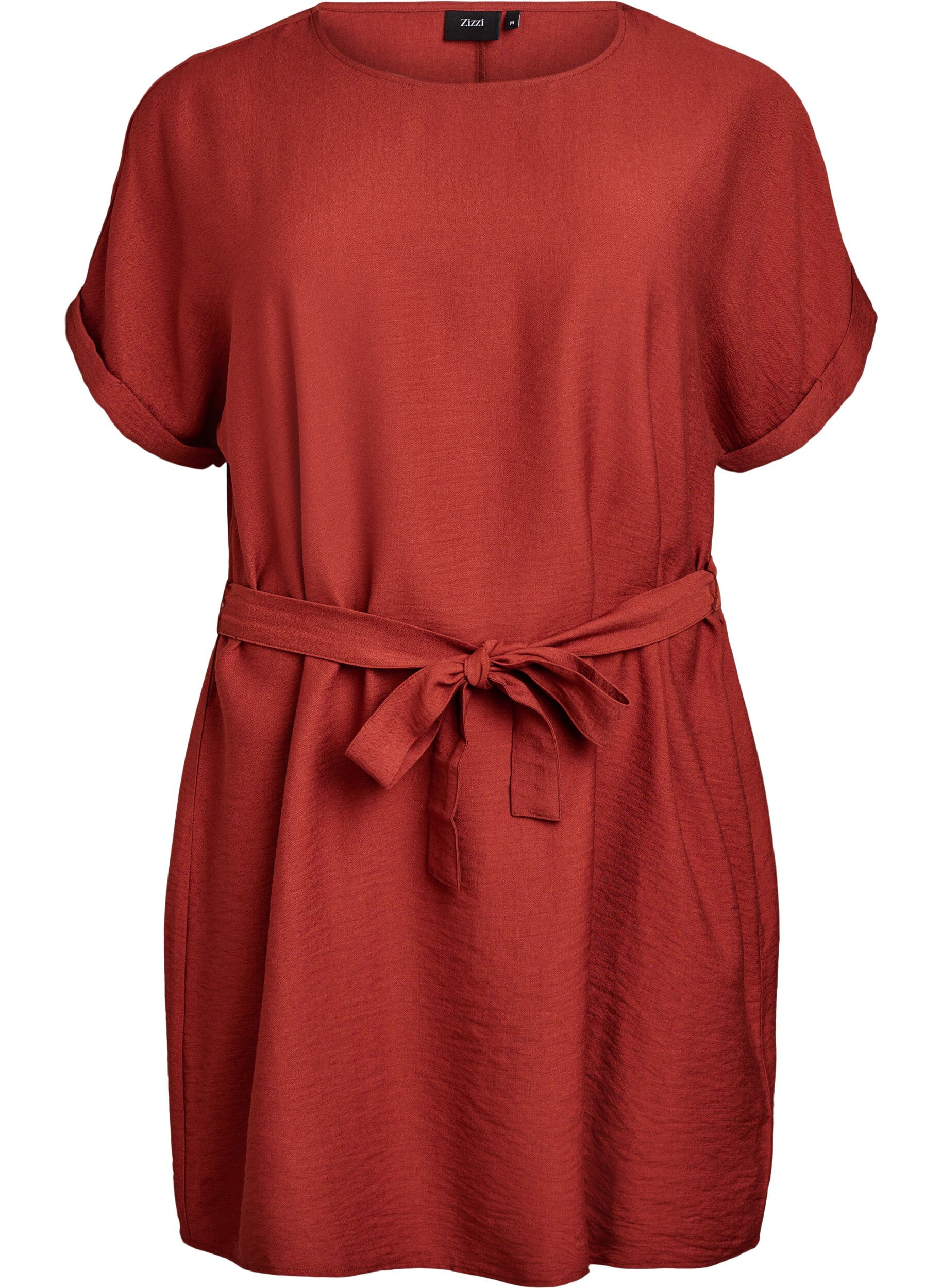 Kr&oacute;tka sukienka o luznym kroju z wiazanym paskiem