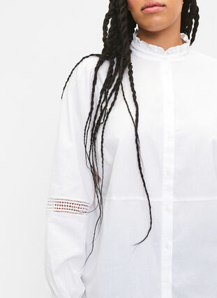 Bluzka koszulowa z kolnierzykiem z falbanami i szydelkowym paskiem, Bright White, Model image number 2