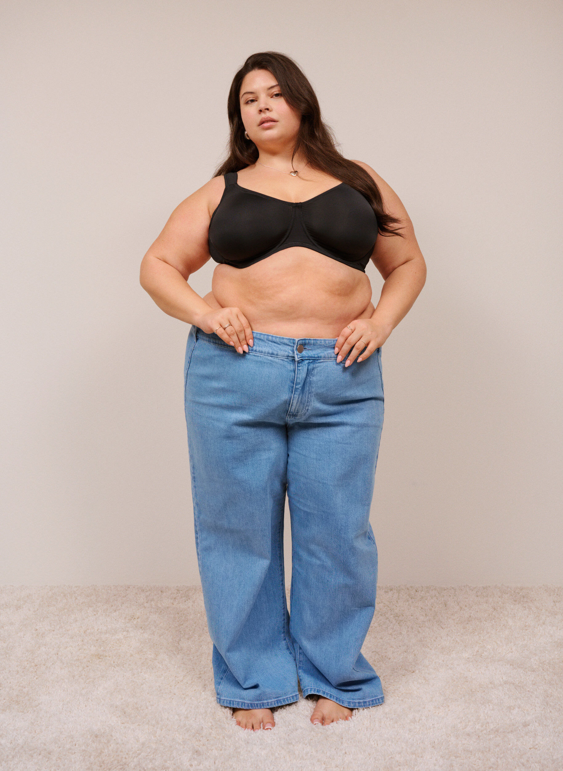 Komfortowy biustonosz z fiszbinami i usztywnianymi miseczkami