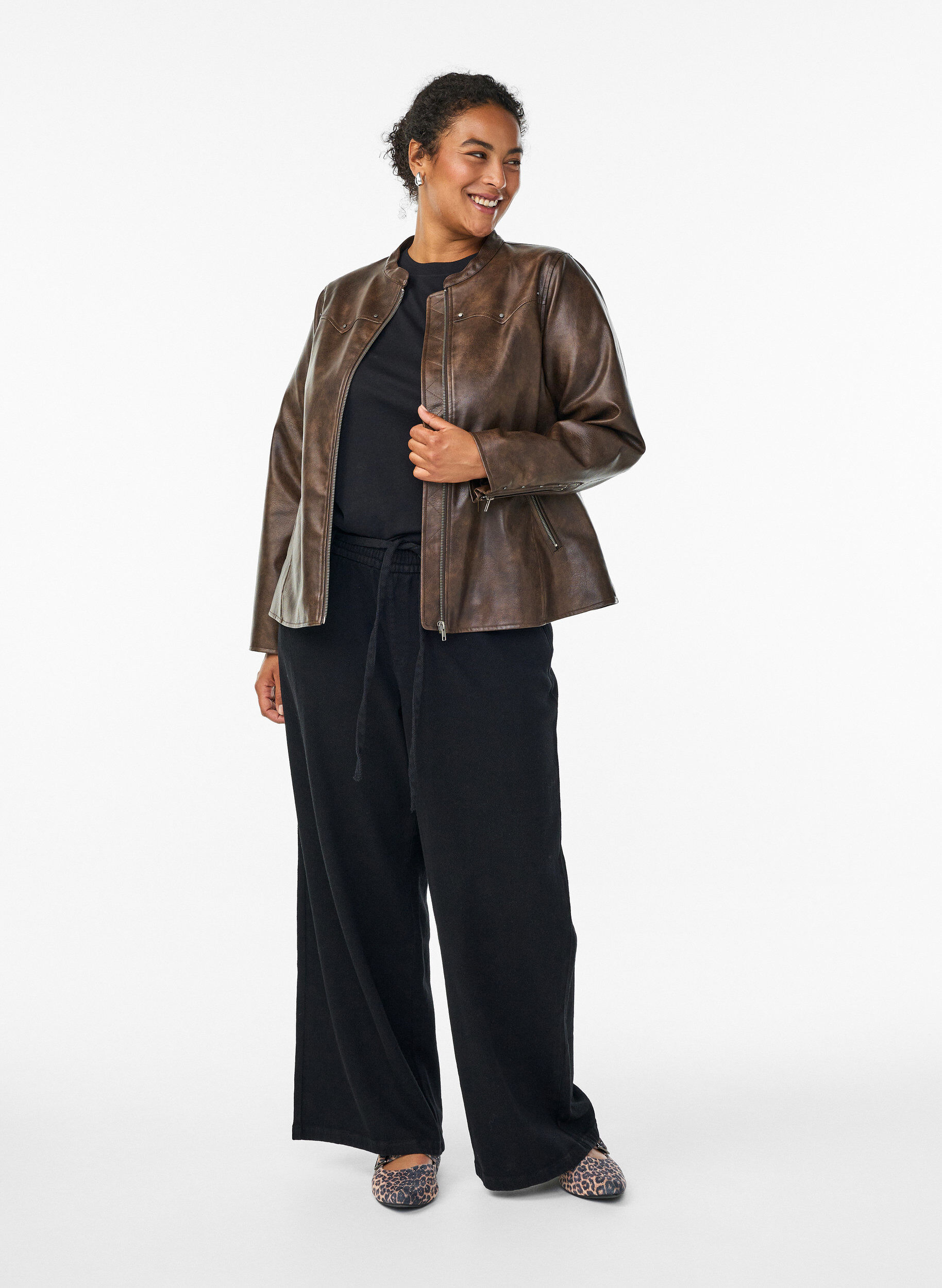 Zizzi Kurtka z imitacji sk&oacute;ry z cwiekami i kieszeniami, Brązowy, Model image number 1