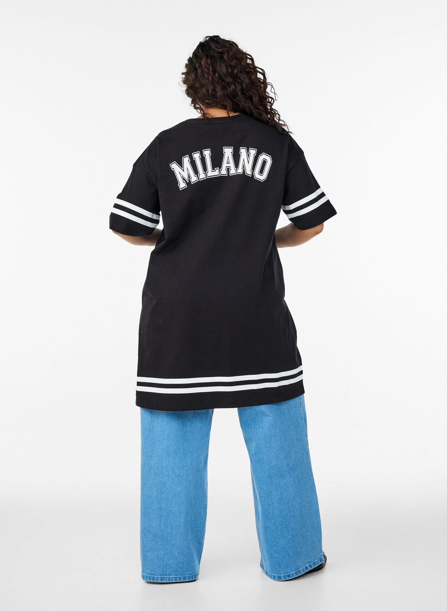 Zizzi Kr&oacute;tka sukienka koszulkowa ze sportowymi detalami, Czarne, Model image number 2