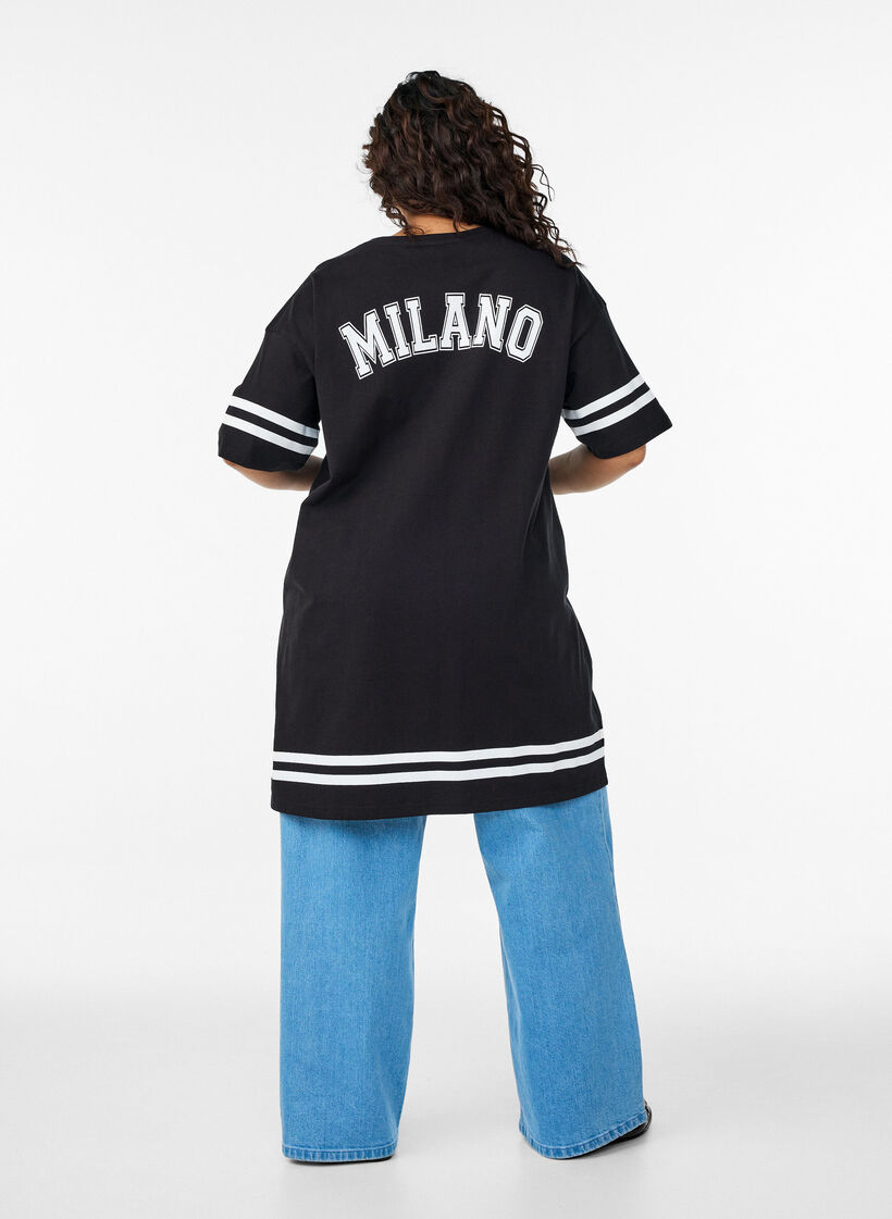 Kr&oacute;tka sukienka koszulkowa ze sportowymi detalami, Czarne, Model image number 2