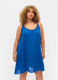 Jednokolorowa sukienka z wiskozy na ramiaczkach, Victoria blue, Model
