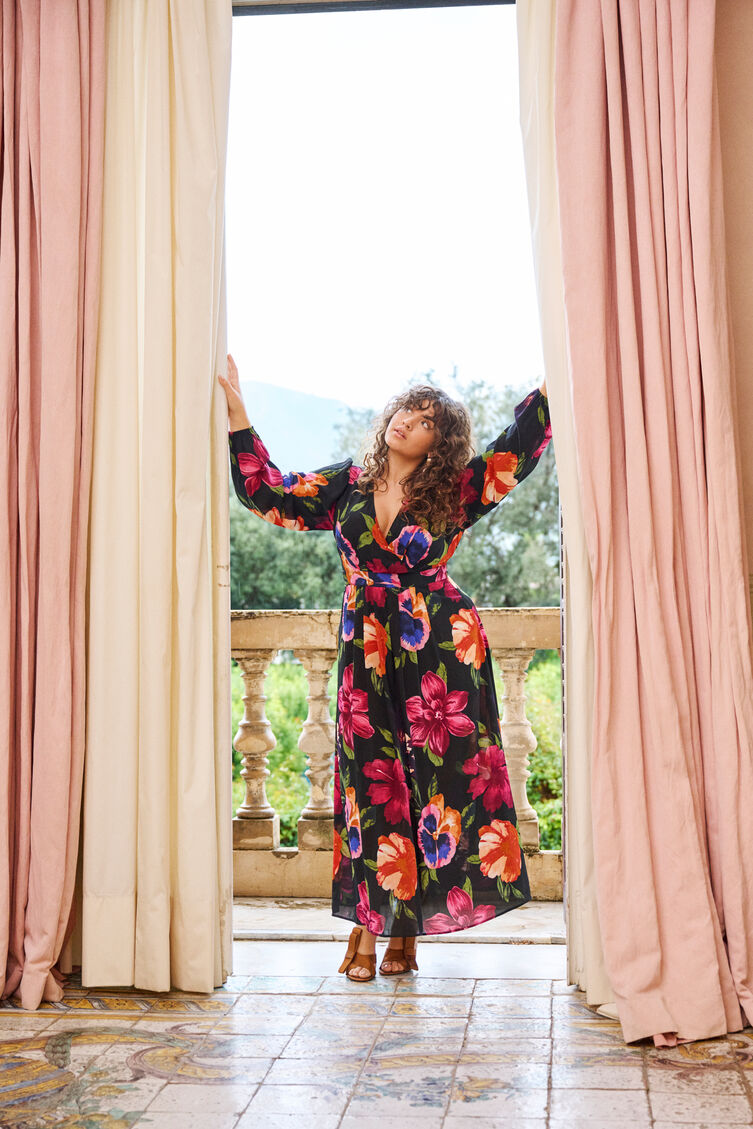 Długa sukienka z dekoltem kopertowym, , Model