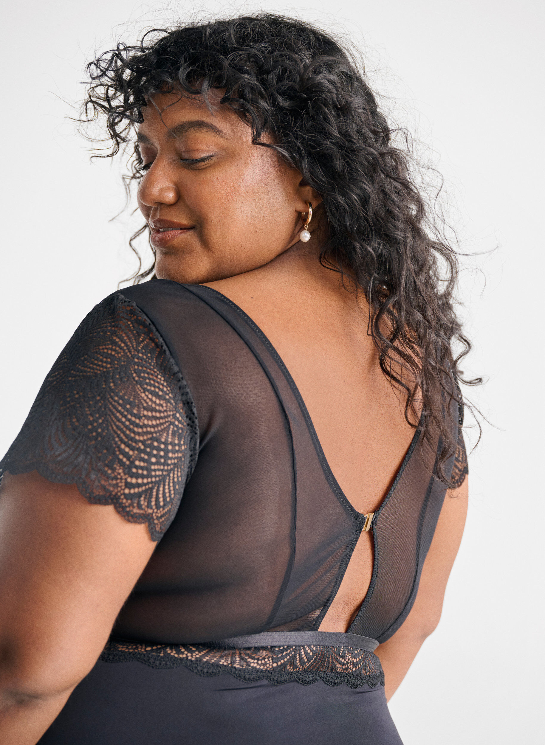 Zizzi Body z koronka i kr&oacute;tkim rekawem, Czarne, Image image number 0