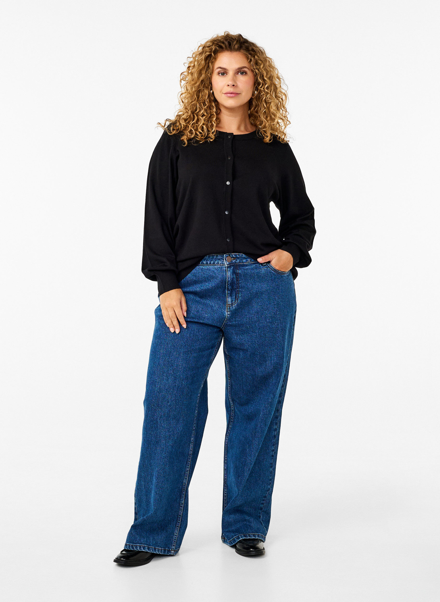 Zizzi Dzianinowy kardigan z okraglym dekoltem i guzikami, Czarne, Model image number 1