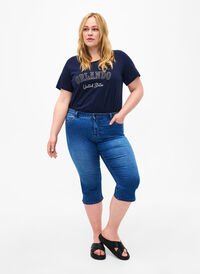  Dopasowane jeansy 3/4 Emily slim, Blue Denim, Model