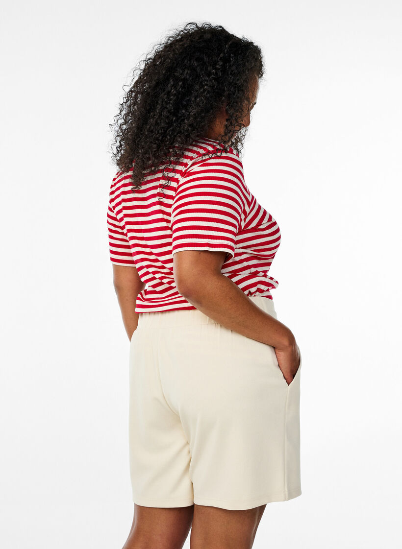 Szorty z kieszeniami i luznym krojem, Beżowy, Model image number 2