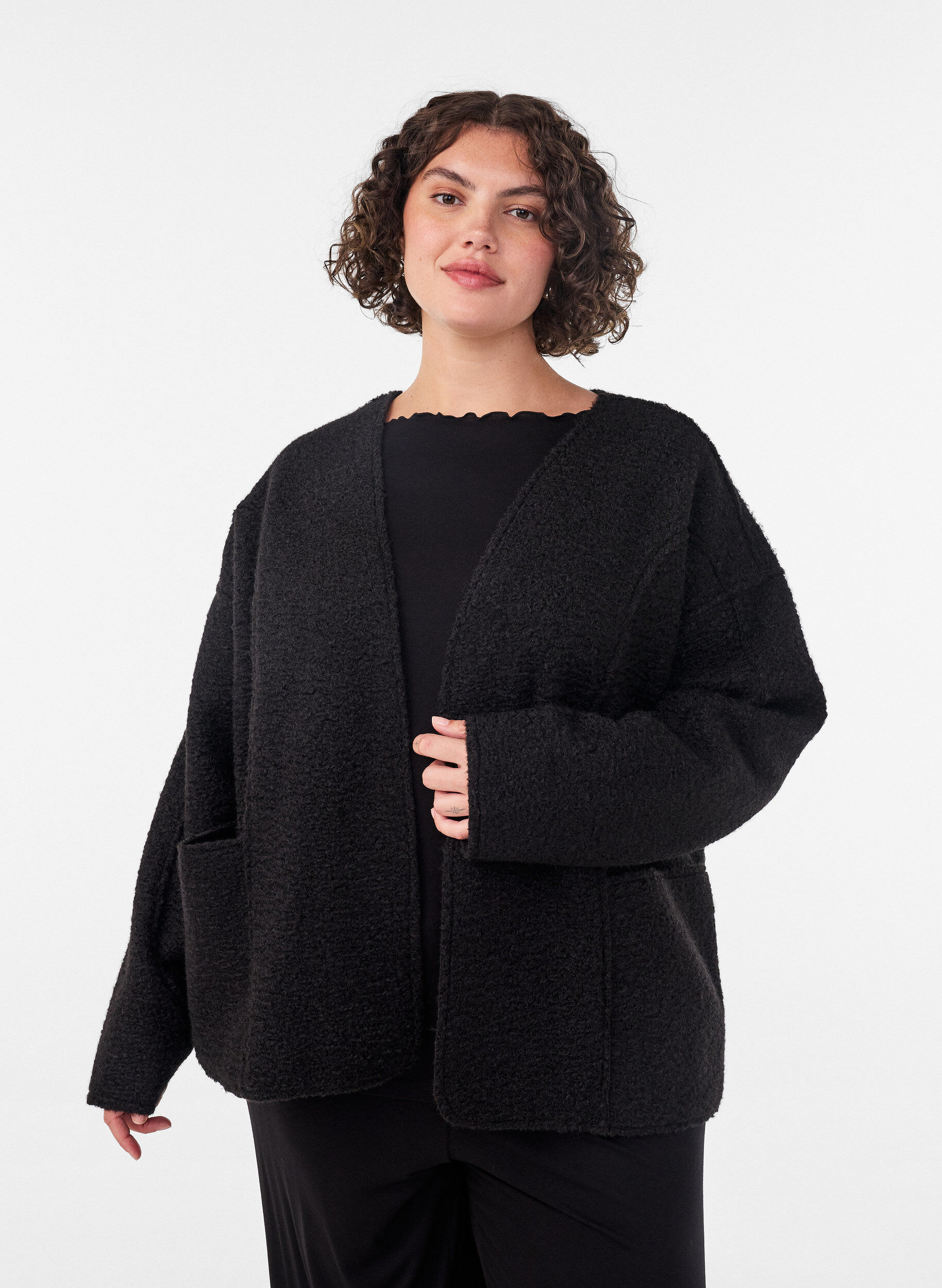 Luzny kardigan z kieszeniami, Czarne, Model