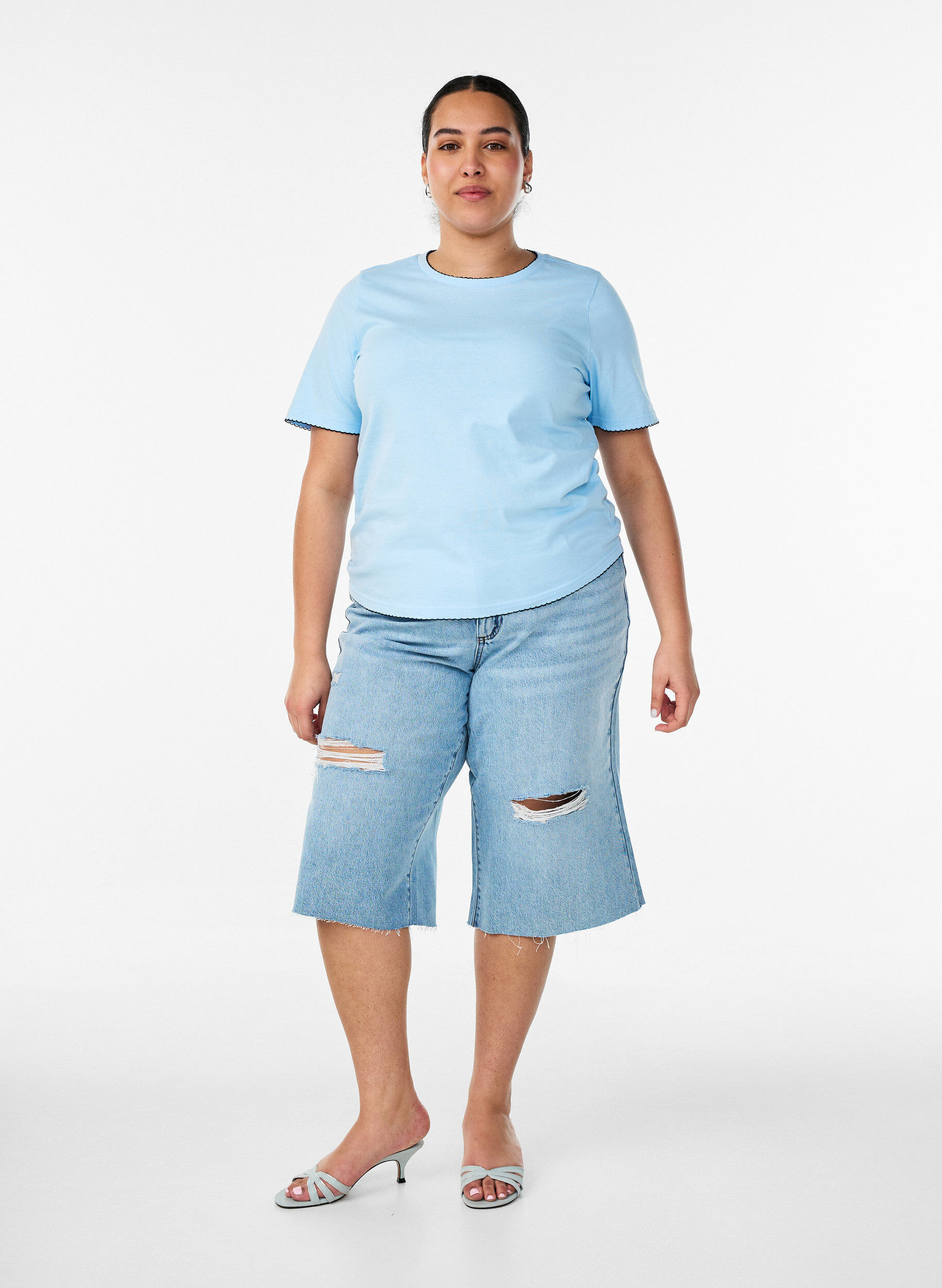 ZizziBawelniany T-shirt z kontrastowym, falistym wykonczeniem brzeg&oacute;w, Niebieskie, Model image number 1