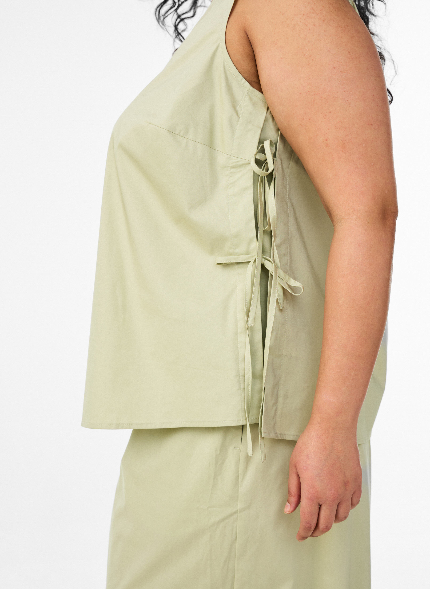 Zizzi Bluzka bez rekaw&oacute;w z kokardkami po bokach, Zielony, Model image number 3