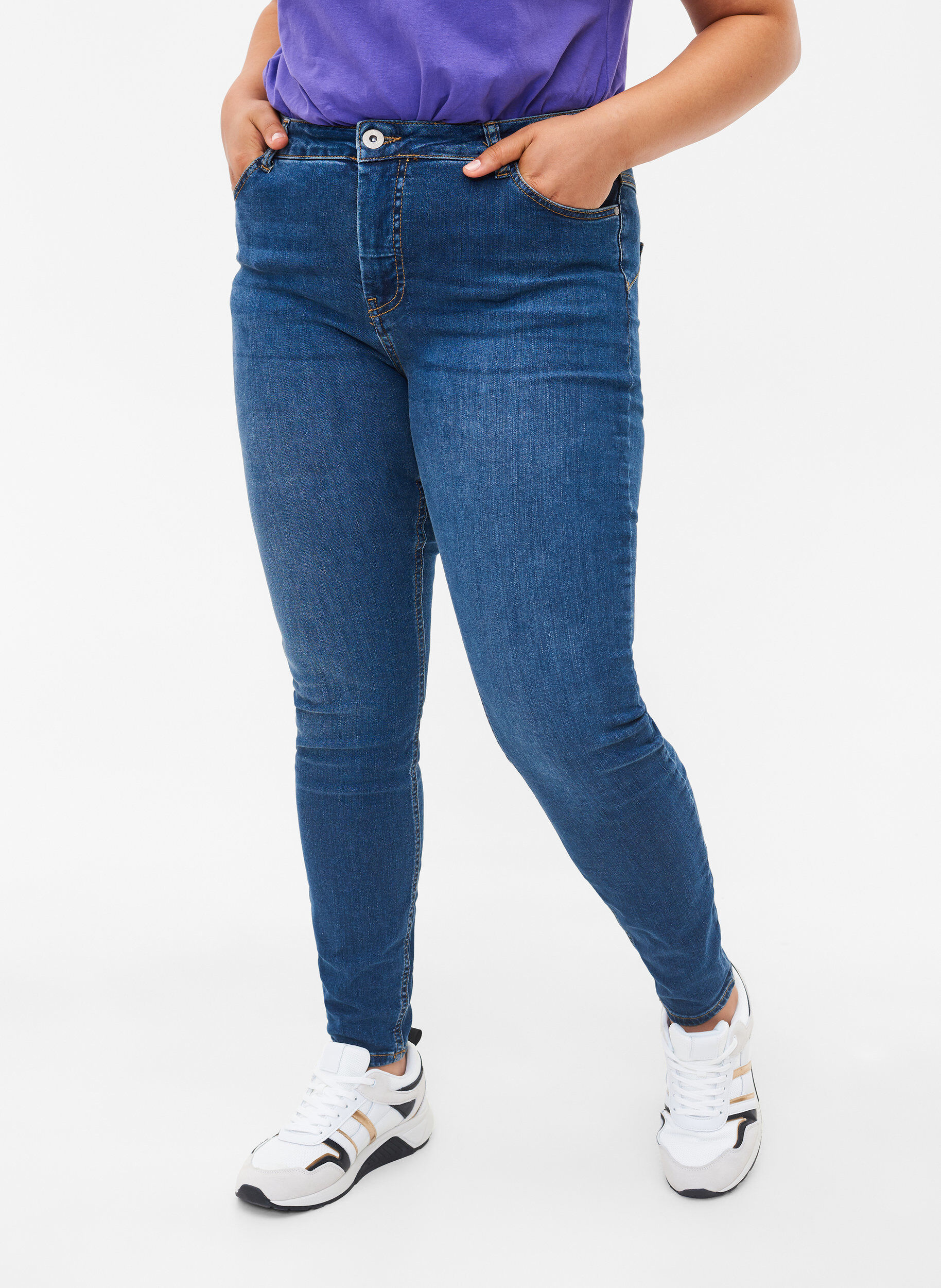 Zizzi High-waisted Amy jeans with push-up effect, Blue denim, Model image number 2