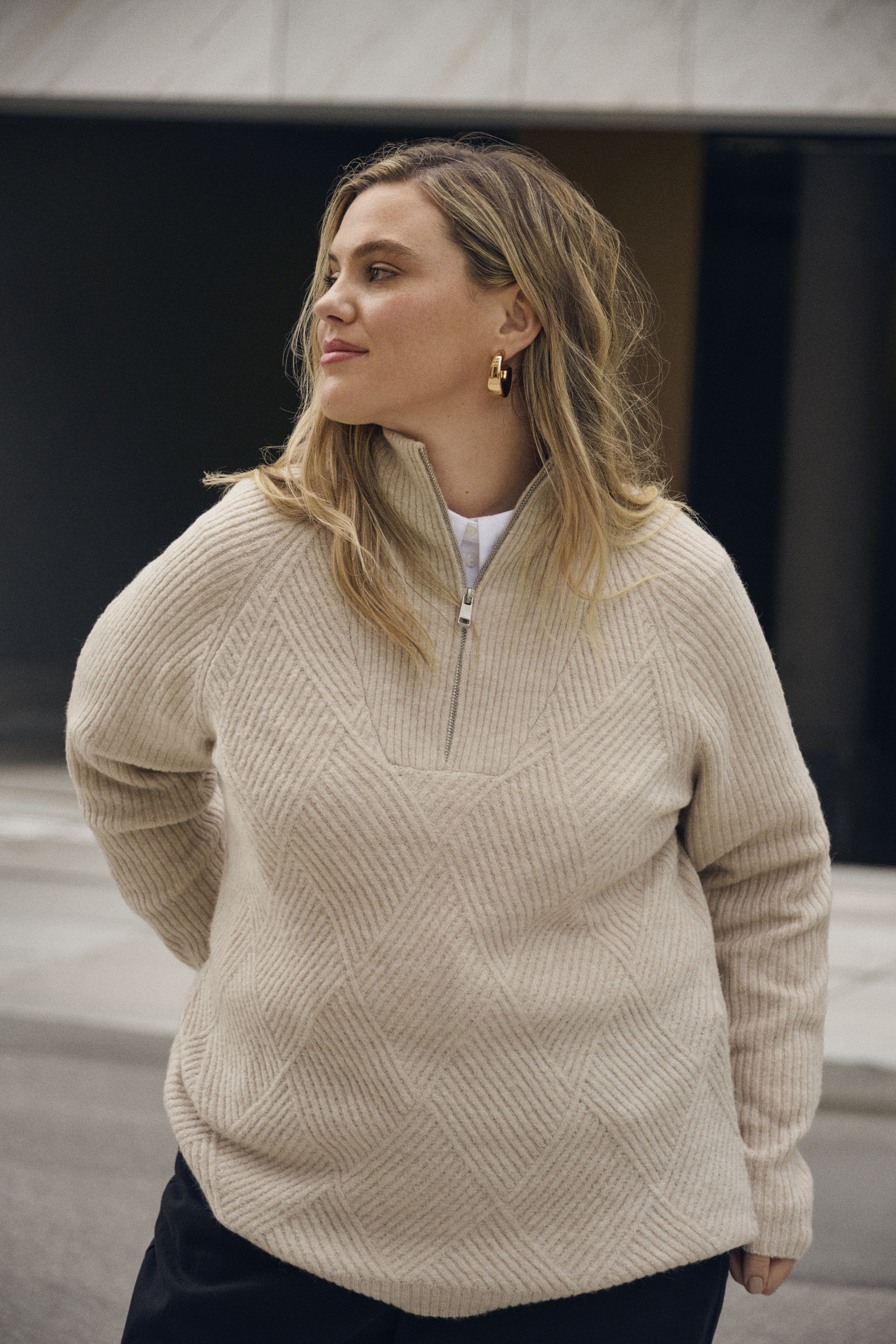 Beżowa dzianina, , Model