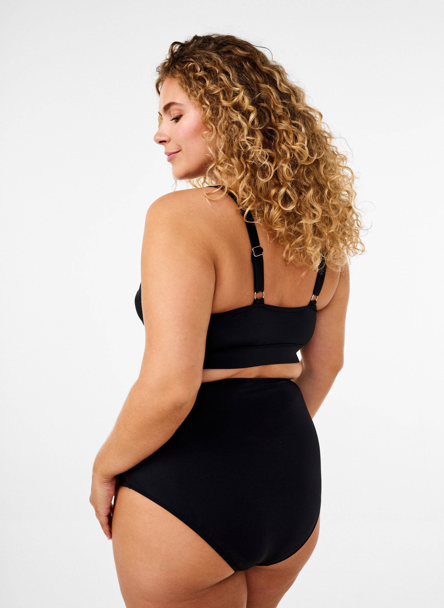 ZizziG&oacute;ra od bikini z falbankami i wyjmowanymi wkladkami, Czarne, Model image number 2