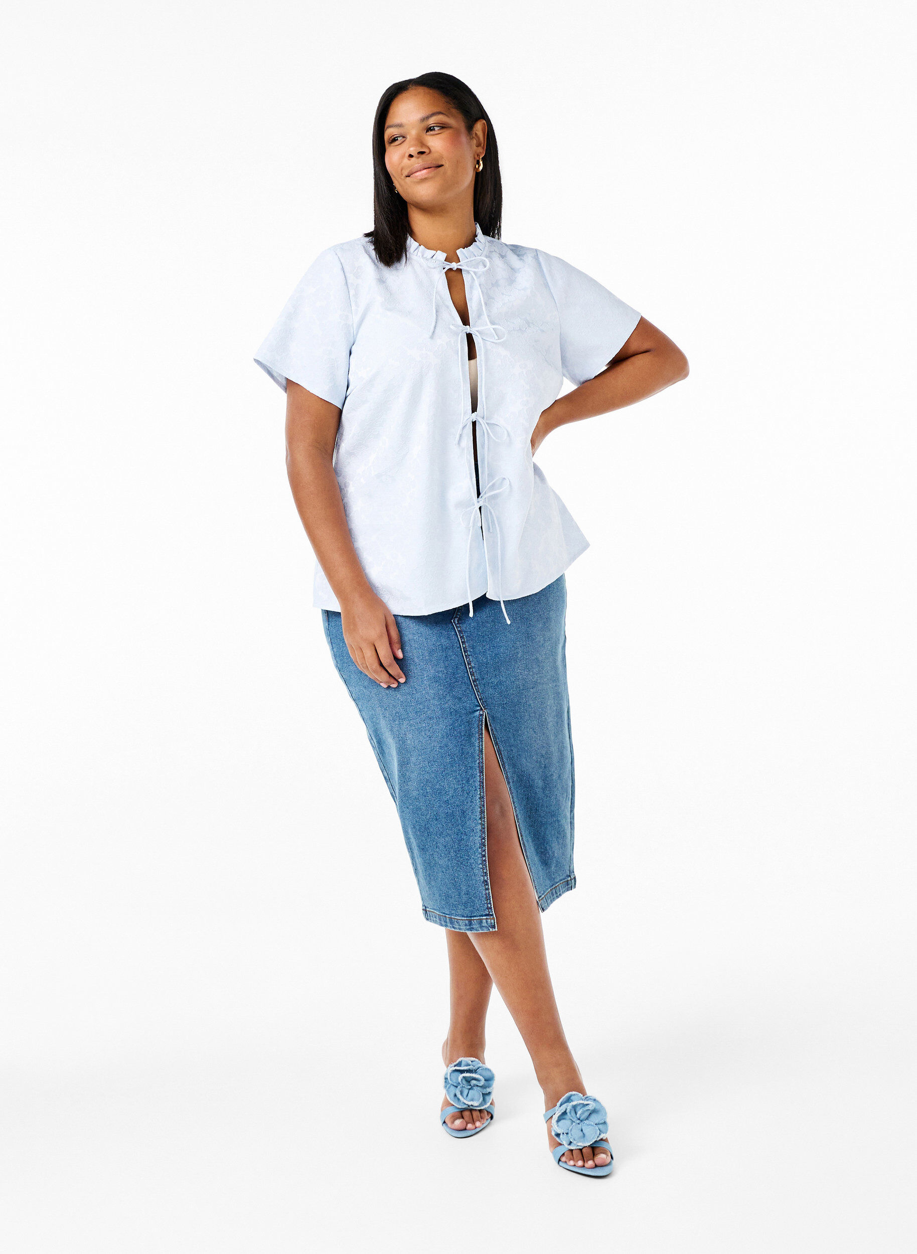 Zizzi Zakardowa bluzka z kr&oacute;tkim rekawem i wiazaniami, Niebieskie, Model image number 1