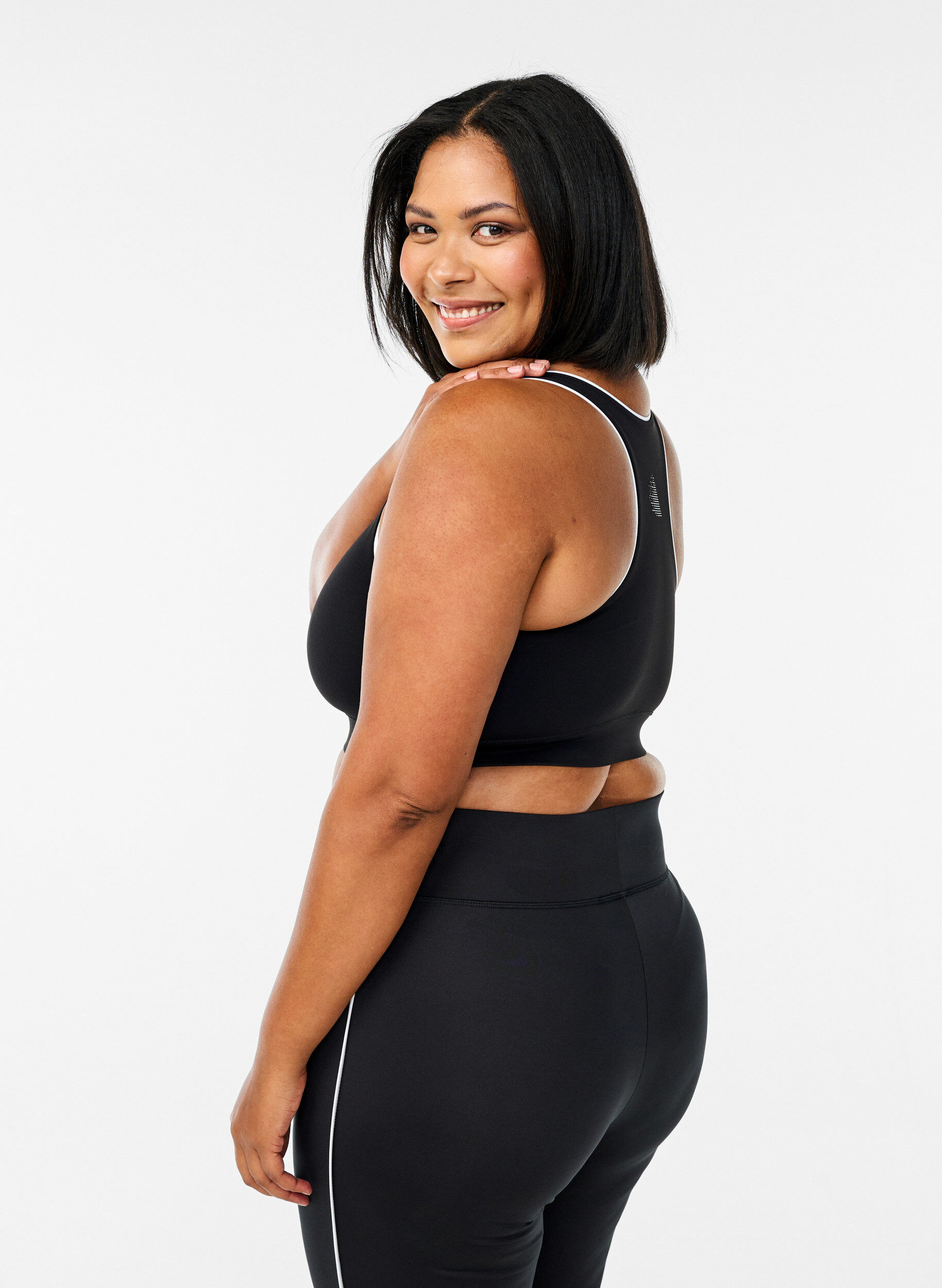 Zizzi  Biustonosz sportowy o fasonie racerback z kontrastowa lam&oacute;wka, Czarne, Model image number 2